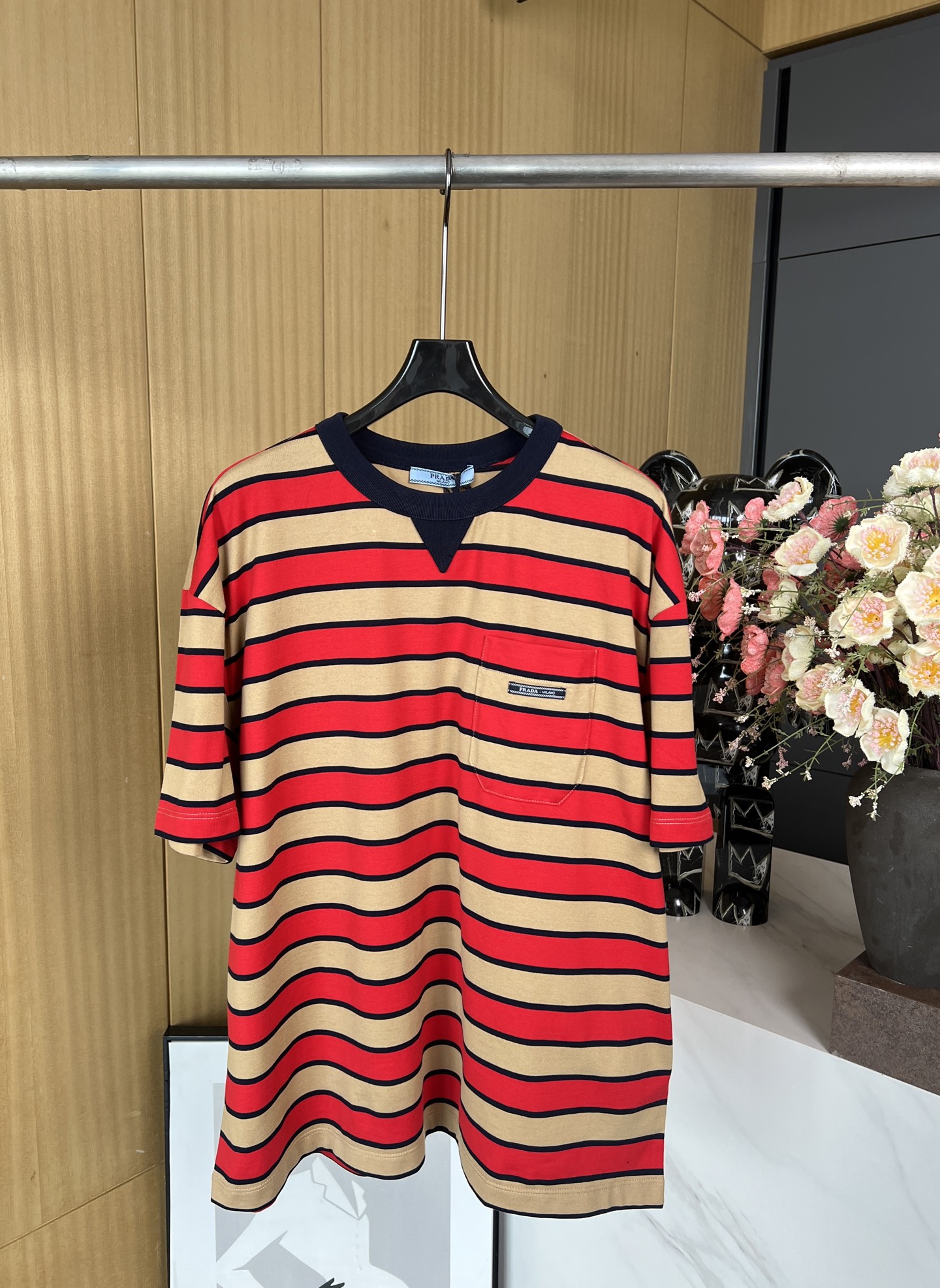 NO:312236,Prada Spring and Summer New Contrast Stripe Short-Sleeve T-shirt with letter logos, contrasting striped patterns show vitality, casual style, same style for men and women. SMLXL, prada, T-shirt,tees, t-shirt,alexander wang19860909Prada 春夏新款 撞色条纹短袖T恤、饰有字母徽标、撞色条纹图案彰显活力、休闲版型、男女同款 码数SMLXL,,prada,T-shirt,tees，t-shirt,alexander wang,Women's clothing