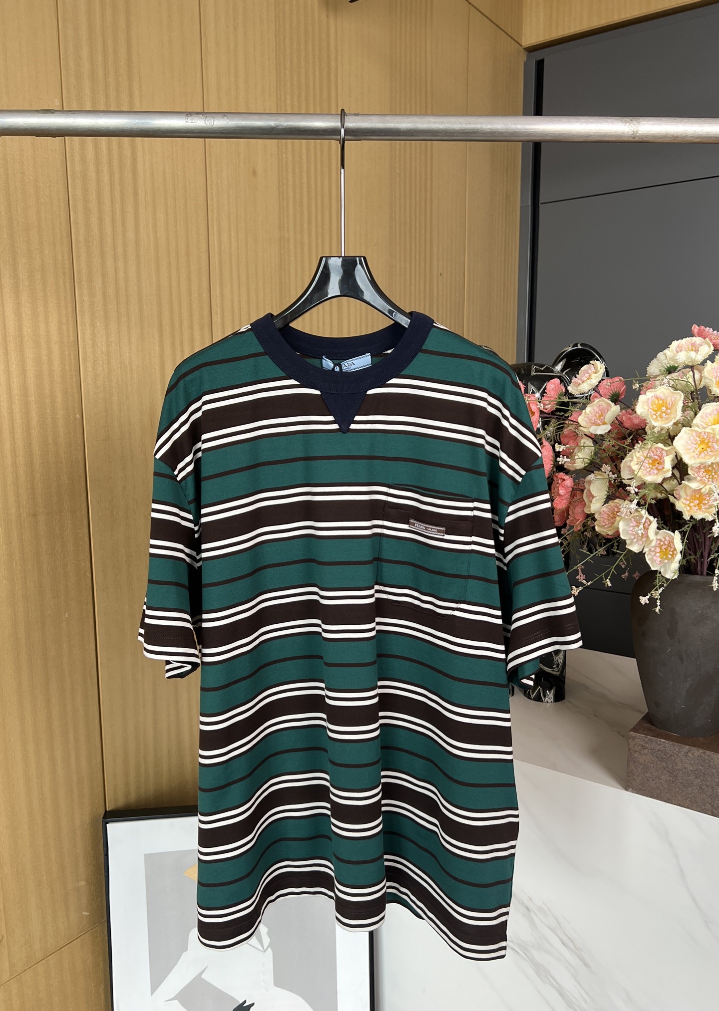 NO:312239,Prada Spring and Summer New Contrast Stripe Short-Sleeve T-shirt with letter logos, contrasting striped patterns show vitality, casual style, same style for men and women. SMLXL, prada, T-shirt,tees, t-shirt,alexander wang19860909Prada 春夏新款 撞色条纹短袖T恤、饰有字母徽标、撞色条纹图案彰显活力、休闲版型、男女同款 码数SMLXL,,prada,T-shirt,tees，t-shirt,alexander wang,Women's clothing