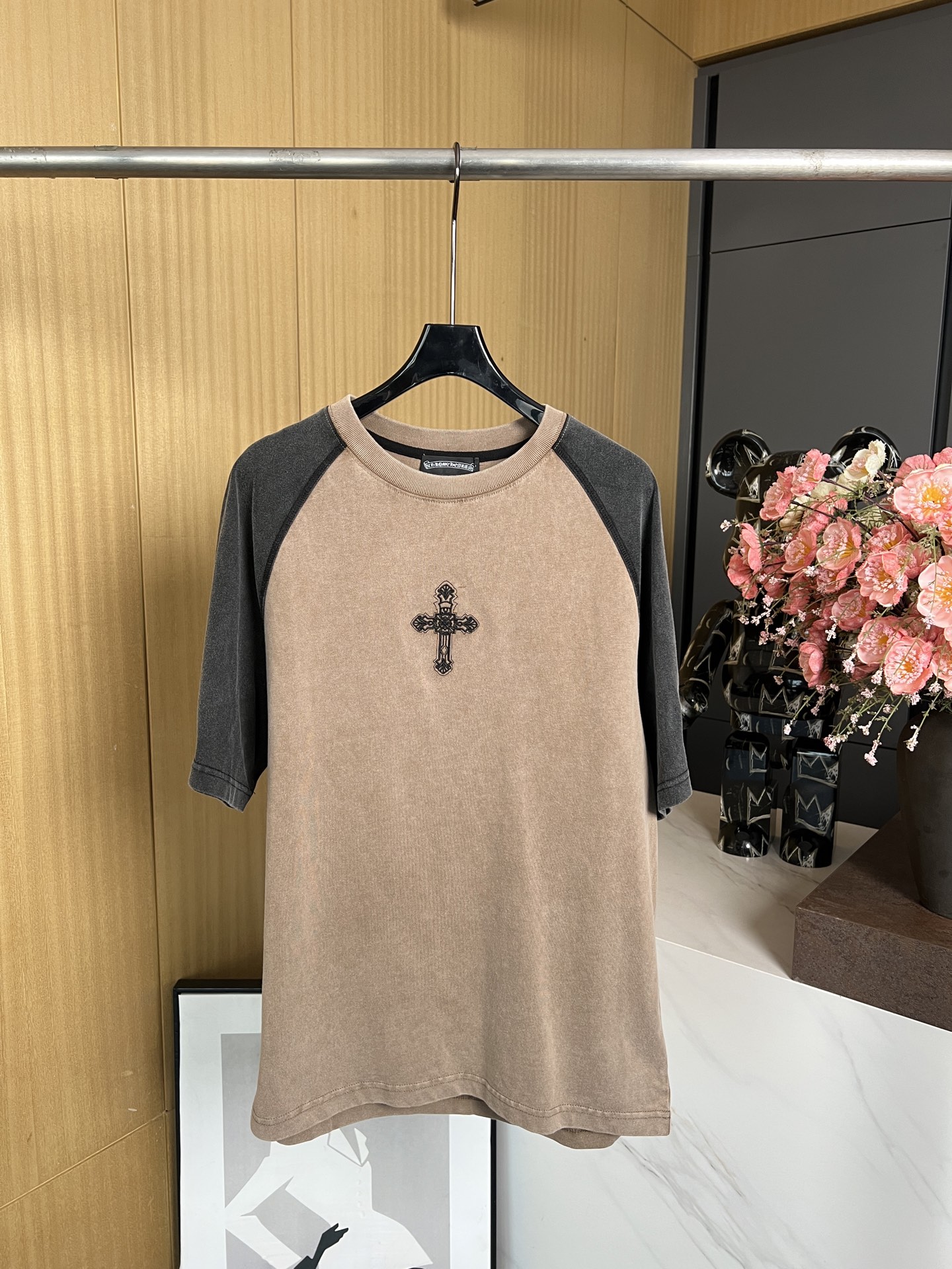 NO:312250,Chrome heart*s New early spring style color-blocking ragdoll sleeve small cross printed short-sleeved T-shirt, exquisite high-precision embroidery on the front and back, casual style, same style for men and women. SMLXL, chrome hearts, chrome hearts, T-shirt, tees, t-shirt, alexander wang19860909Chrome heart*s 克罗心 早春新款 拼色插肩袖小十字架印花短袖T恤、前后幅精致高精度绣花、休闲版型、男女同款 码数SMLXL,,chrome hearts,chrome hearts,T-shirt,tees，t-shirt,alexander wang,Women's clothing