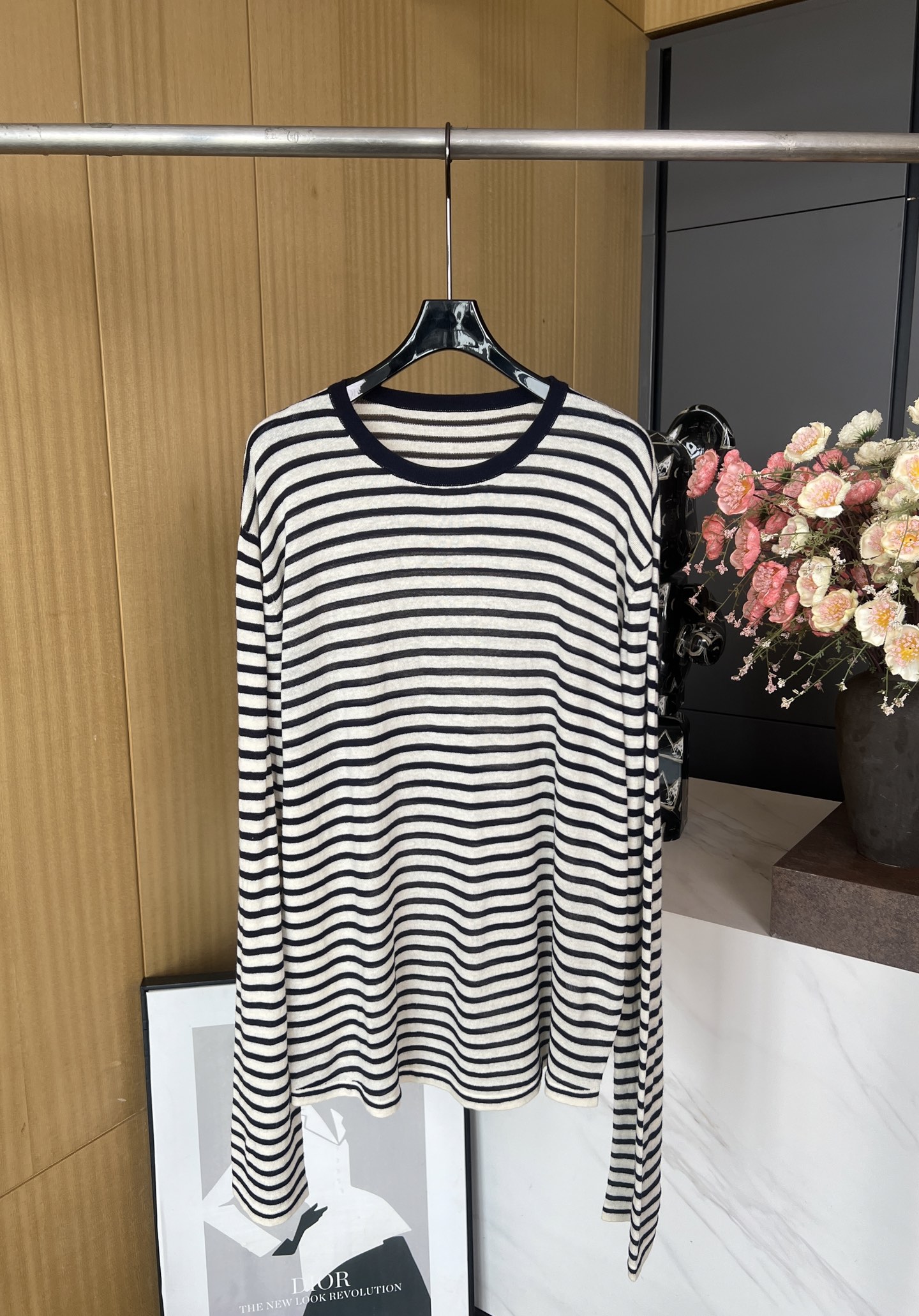 NO:308663,INTO THE EAST Spring and summer new style Black and white striped long-sleeved knitted T-shirt top and pinstripe have visual slimming effect, versatile style, can be worn inside or alone, loose style, same style for men and women. Size SML, tees, t-shirt, alexander wang19860909INTO THE EAST 春夏新款 黑白条纹长袖针织T恤上衣、细条纹在视觉上有显瘦效果、风格百搭、可内搭也可单穿、宽松版型,男女同款 码数SML,,tees，t-shirt,alexander wang,Women's clothing