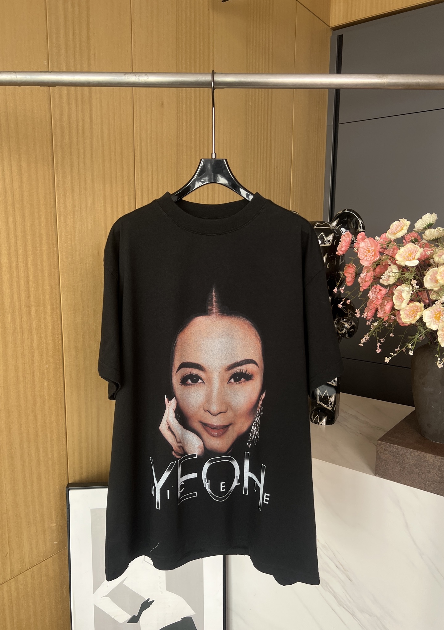 NO:313318,BALENCIAGA Spring and Summer New Printed Knitted Round Neck Short-Sleeve T-shirt, ripped details on the hem of the collar sleeves, Michelle Yeoh printed pattern on the front, loose style. Same as men and women. Size S M L,,balenciaga,T-shirt,tees,t-shirt,alexander wang19860909BALENCIAGA 春夏新款 印花针织圆领短袖T恤、衣领衣袖下摆破洞细节、正面有杨紫琼印花图案、宽松版型 男女同款 码数S M L,,balenciaga,T-shirt,tees，t-shirt,alexander wang,Women's clothing