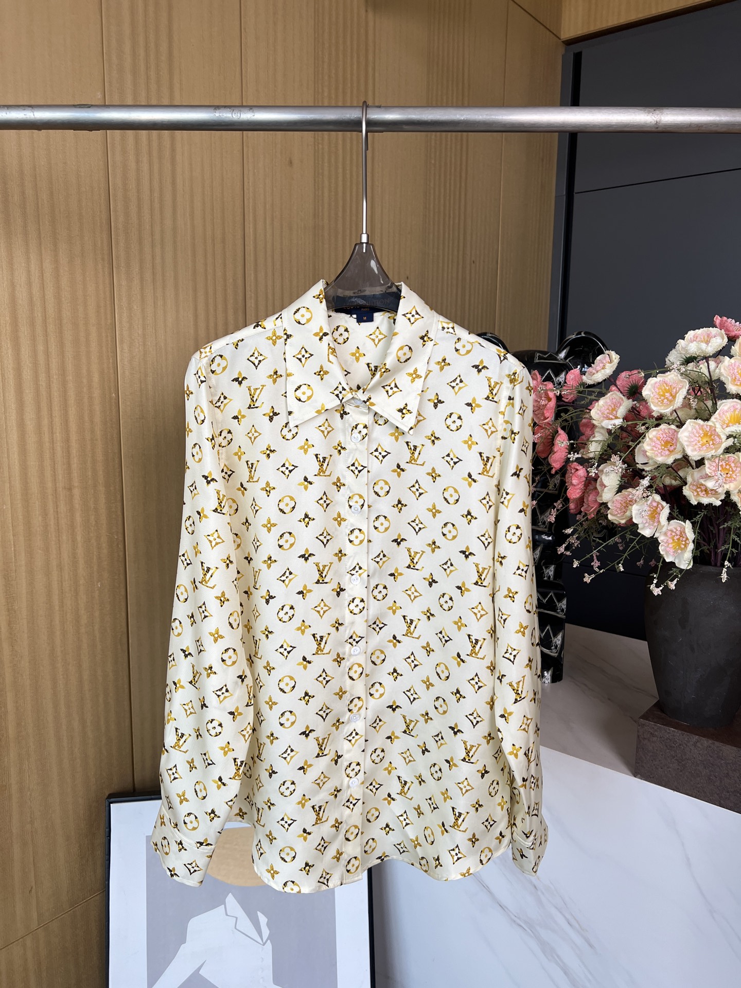 NO:313311,Louis Vuitto*n New spring and summer style jacquard silk lapel long-sleeved shirt, classic printed letters, soft and smooth silk, casual style SML, louis vuitton,louis vuitton,shirts,real silk,alexander wang19860909Louis Vuitto*n 路易 春夏新款 提花真丝翻领长袖衬衫、经典印花字母、柔软流畅的真丝、休闲版型 码数SML,,louis vuitton,louis vuitton,shirts,real silk,alexander wang,Women's clothing