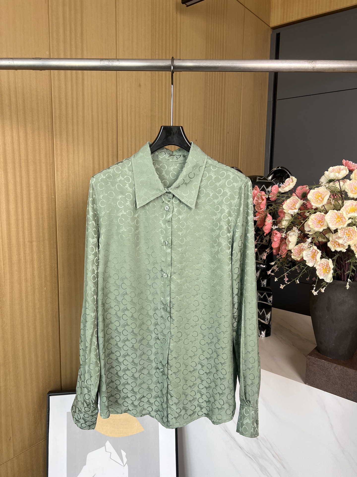 NO:313308,Celine spring and summer new style jacquard silk lapel long-sleeved shirt, classic printed letters, soft and smooth silk, casual style SML, celine,shirts,real silk,alexander wang19860909Celine 春夏新款 提花真丝翻领长袖衬衫、经典印花字母、柔软流畅的真丝、休闲版型 码数SML,,celine,shirts,real silk,alexander wang,Women's clothing