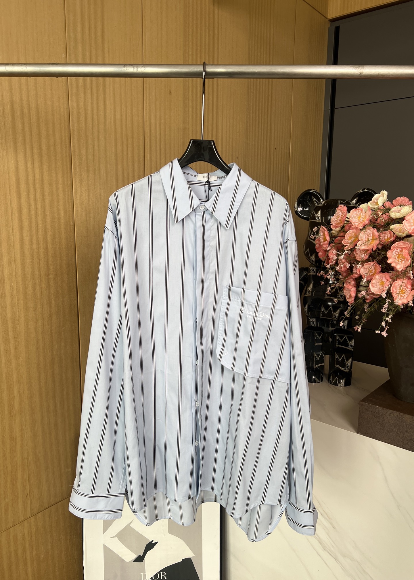 NO:309231,Dio*r Spring and summer new style knitted long-sleeved lapel shirt, chest button large pocket details, brand identity letter embroidery, hidden button closure placket, slightly loose fitting cut, curved hem Simple design style, loose fitting, same style for men and women S M L XL,,dior,alexander wang19860909Dio*r 春夏新款 针织长袖翻领衬衣、前胸纽扣大口袋细节设计、品牌标识性字母刺绣、隐藏式纽扣开合门襟、微宽松版型剪裁、弧形下摆 简单设计款式、宽松版型、男女同款 码数S M L XL,,dior,alexander wang,Women's clothing