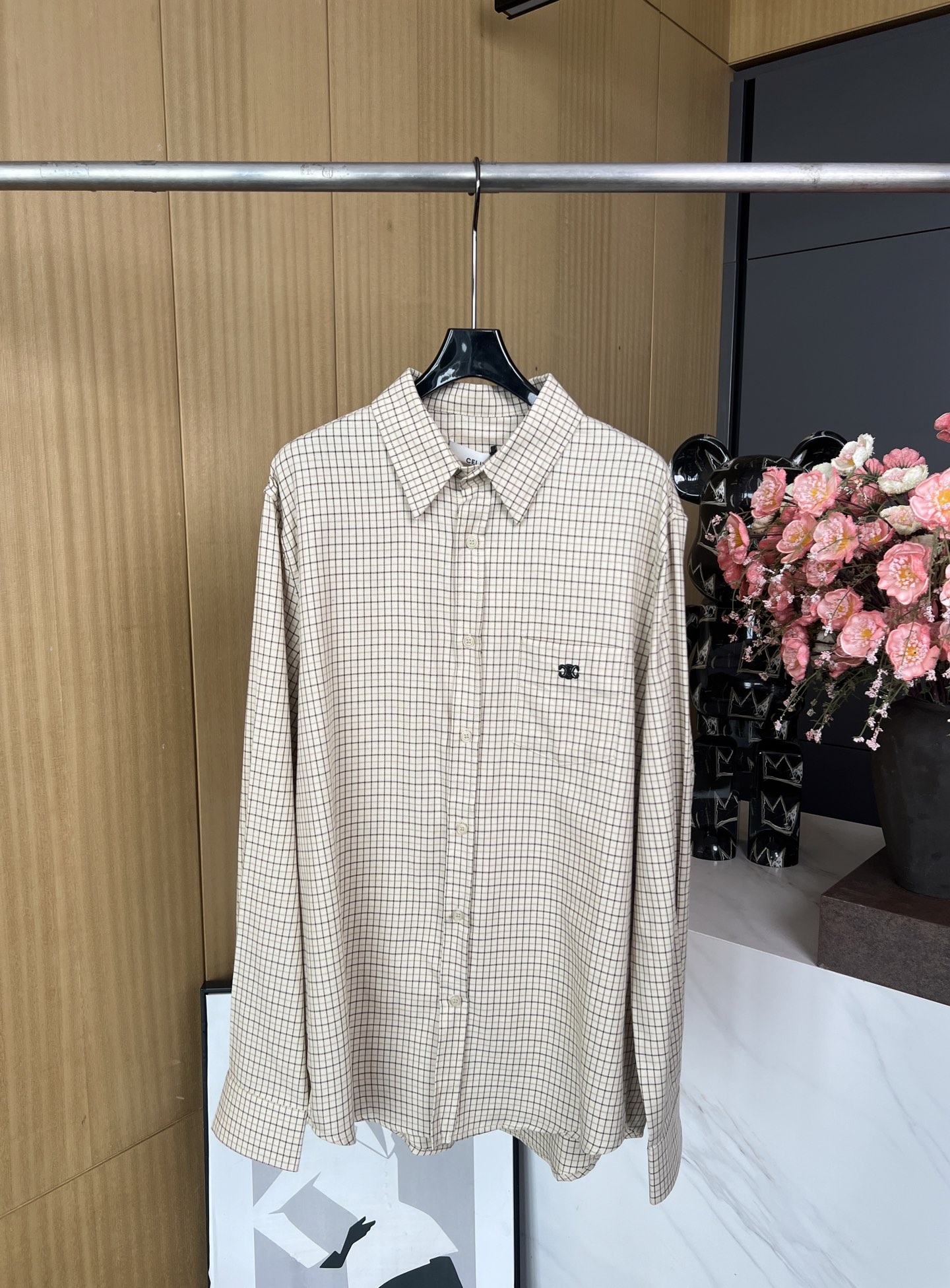 NO:309214,Celin*e spring and summer new style plaid knitted long-sleeved shirt, khaki plaids are not picked, front breast patch pocket decoration, classic brand small label embroidery, button-closed placket in the same color, casual style, same style for men and women, S M L XL,,celine,alexander wang19860909Celin*e 春夏新款 格纹针织长袖衬衣、卡其色小格子不挑人穿、前胸贴布口袋装饰、经典品牌小标签刺绣、同色系纽扣开合门襟、休闲版型 男女同款 码数S M L XL,,celine,alexander wang,Women's clothing