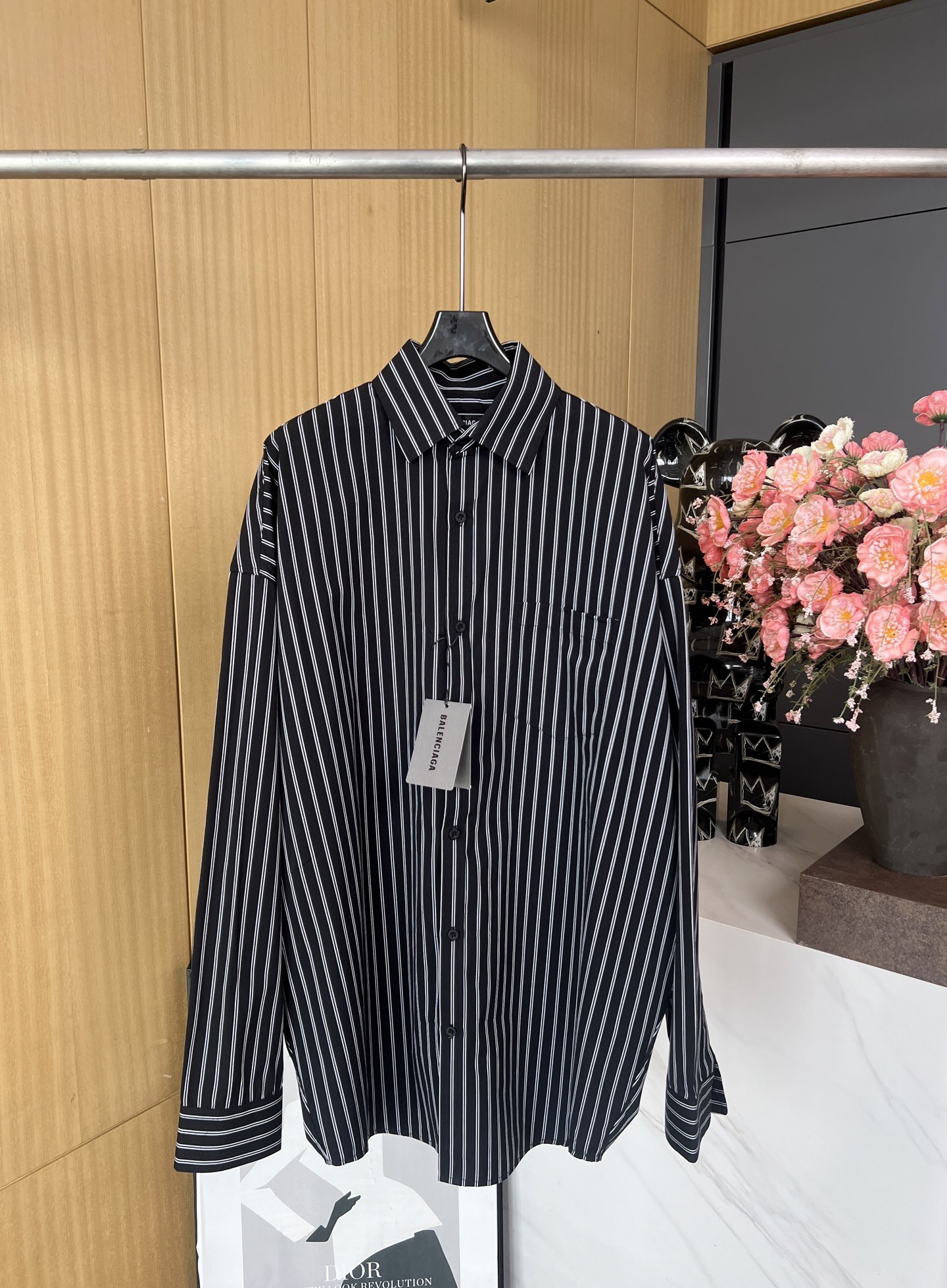 NO:309220,BALENCIAG*A Paris Spring and Summer New Style Classic plaid long-sleeved lapel shirt, single-sided patch pocket on the front chest, brand letter printing on the back, curved sleeve hem, ultra-wide style S M L XL,,balenciaga,alexander wang19860909BALENCIAG*A 巴黎 春夏新款 经典格子长袖翻领衬衣、前胸单侧贴布口袋、后背品牌字母印花、弧形衣袖下摆、超宽版型 男女同款 码数S M L XL,,balenciaga,alexander wang,Women's clothing
