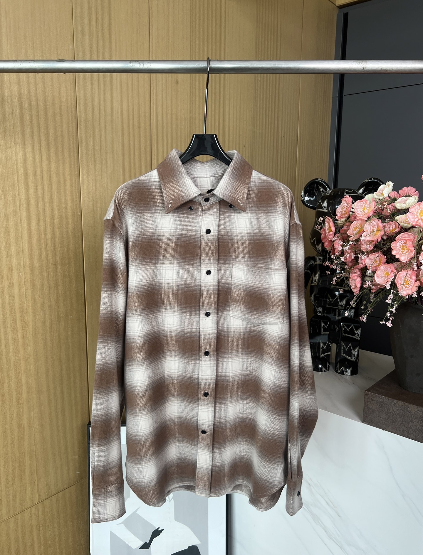 NO:309226,Loro Piana LP Spring and Summer New Cashmere-blend checked flannel shirt with patch pockets on the upper left side?  Regular shoulders and sleeves, double pleated bottom edge with slits, casual style, same style for men and women. SMLXL, loro piana, loro piana, alexander wang19860909Loro Piana LP 春夏新款 羊绒混纺格纹法兰绒衬衣、正面左上方设有贴袋？常规肩部和装袖、双褶裥底边设有开衩、休闲版型、男女同款 码数SMLXL,,loro piana,loro piana,alexander wang,Women's clothing