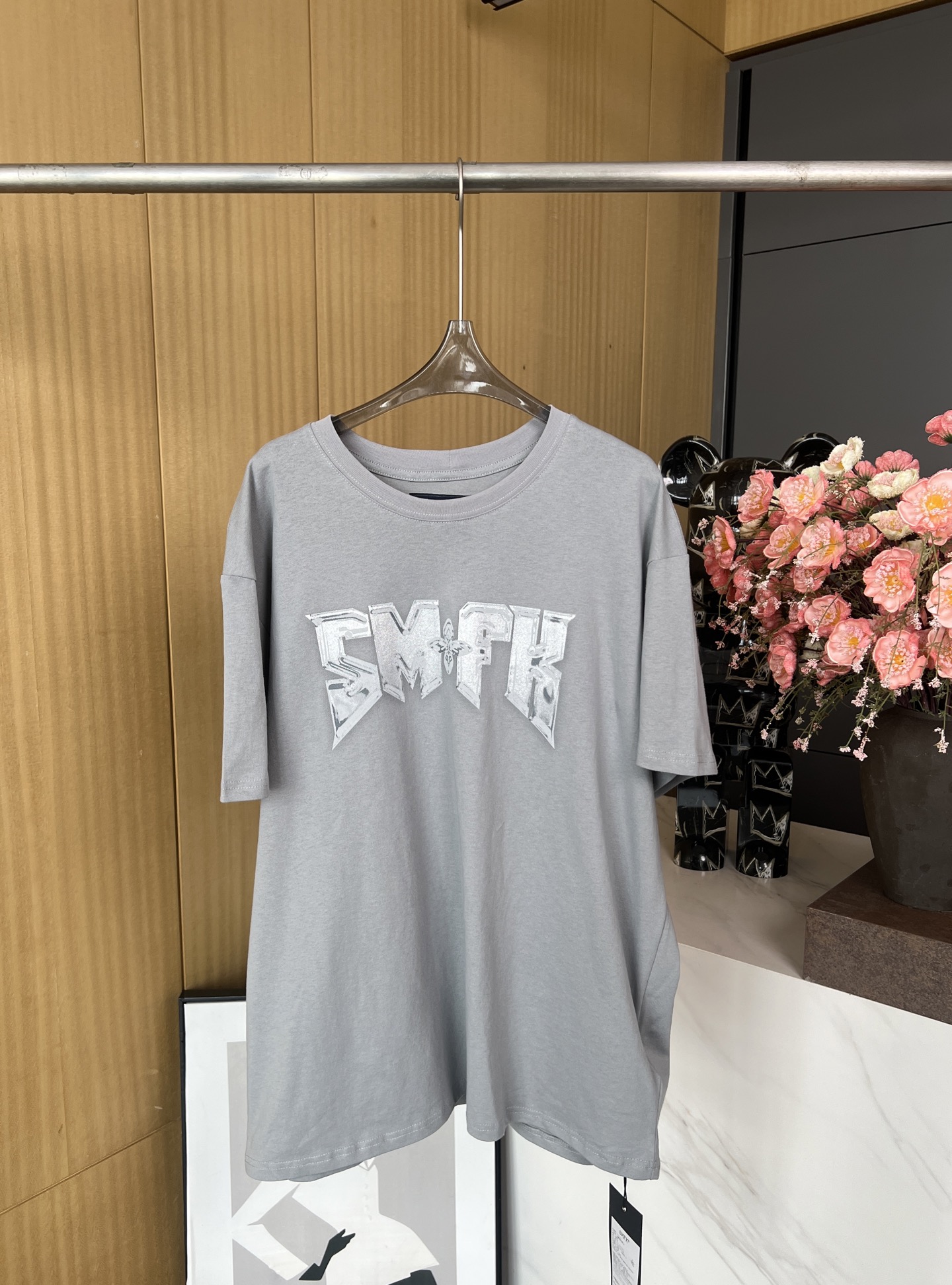 NO:309229,SMFK Spring and Summer New Style Retro Letter Print Short-Sleeve T-Shirt, SMFK Rock Band Font, Faded Printing Technology, Form an Overall Mottled Retro Texture, Casual Style, Same Model for Men and Women. Number of Size XSSML,,T-shirt,tees,t-shirt,alexander Wang19860909SMFK 春夏新款 复古字母印花短袖T恤、SMFK摇滚乐队字体、褪色印刷工艺、形成整体斑驳复古质感、休闲版型、男女同款 码数XSSML,,T-shirt,tees，t-shirt,alexander wang,Women's clothing