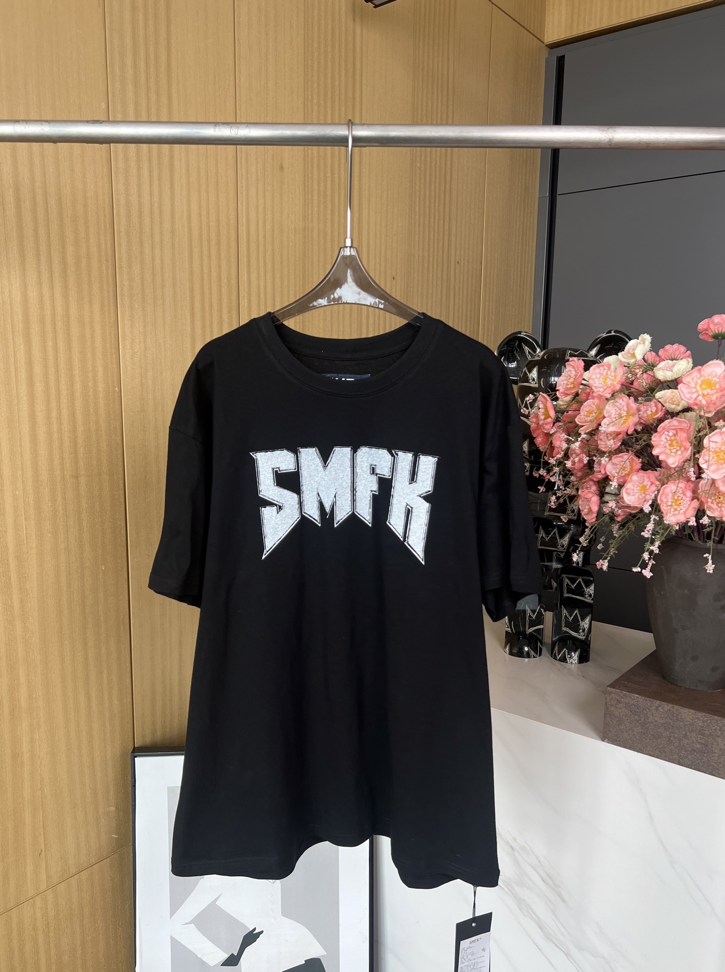 NO:309232,SMFK Spring and Summer New Style Retro Letter Print Short-Sleeve T-Shirt, SMFK Rock Band Font, Faded Printing Technology, Form an Overall Mottled Retro Texture, Casual Style, Same Model for Men and Women. Number of Size XSSML,,T-shirt,tees,t-shirt,alexander Wang19860909SMFK 春夏新款 复古字母印花短袖T恤、SMFK摇滚乐队字体、褪色印刷工艺、形成整体斑驳复古质感、休闲版型、男女同款 码数XSSML,,T-shirt,tees，t-shirt,alexander wang,Women's clothing