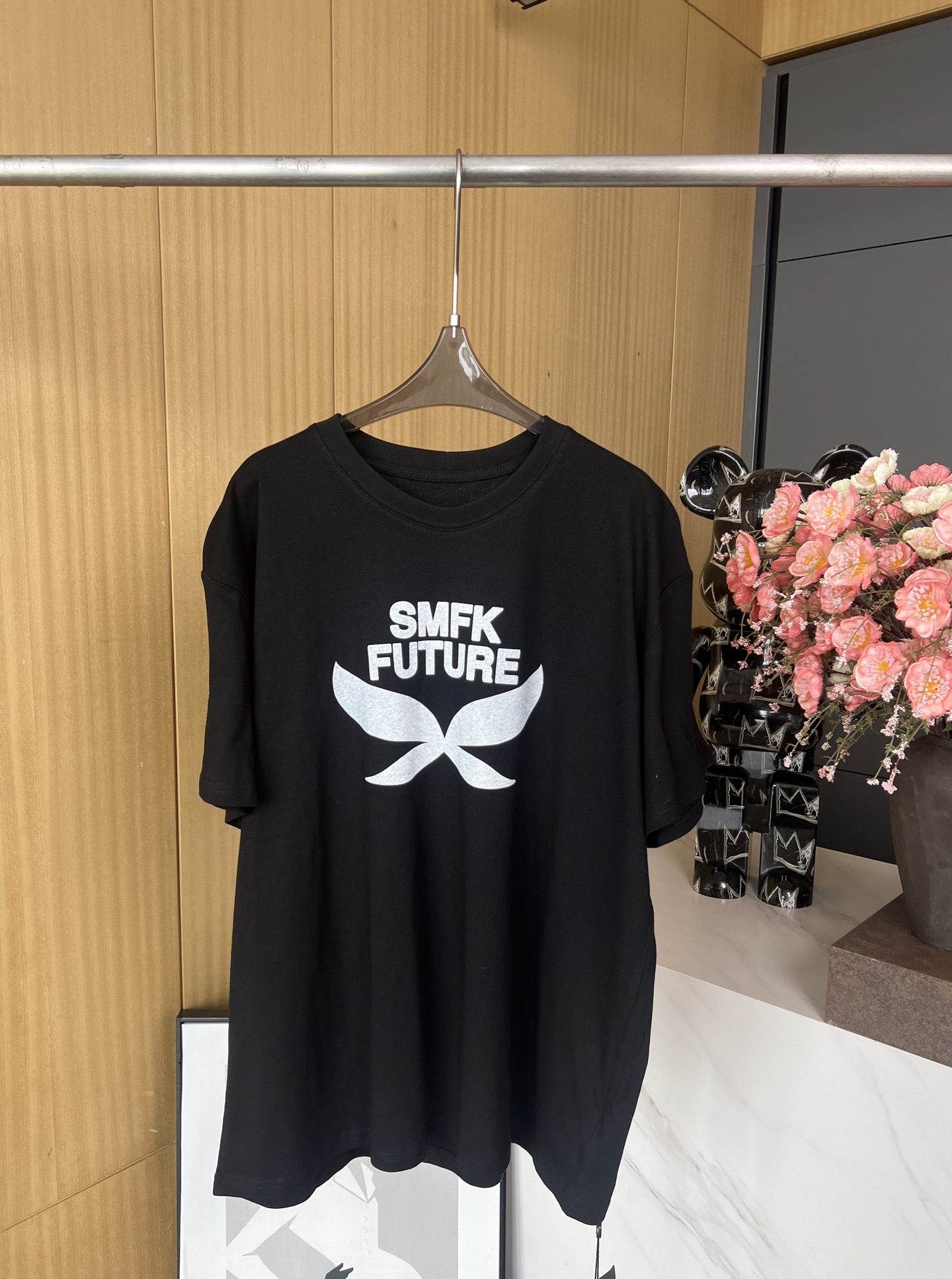 NO:309239,SMFK Spring and Summer New Style Retro Printed Letter Short-Sleeve T-Shirt, SMFK FUTURE WAVE Pattern, Fading Printing Process, Form an Overall Mottled Retro Texture, Casual Style, Same Model for Men and Women. Number of Size XS S ML,,T-shirt,tees,t-shirt,alexander wang19860909SMFK 春夏新款 复古印花字母短袖T恤、SMFK FUTURE WAVE图案、褪色印刷工艺、形成整体斑驳复古质感、休闲版型、男女同款 码数XS S ML,,T-shirt,tees，t-shirt,alexander wang,Women's clothing