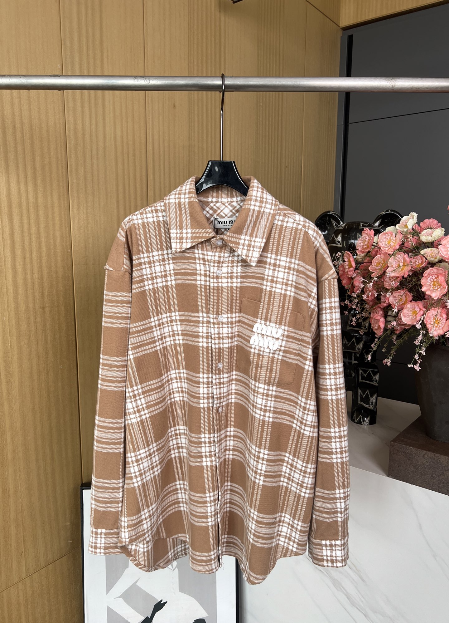 NO:309690,Miu Miu Spring and Summer New Wool Plaid Lapel Shirt Jacket, Iconic Embroidered Logo Embellished Chest Pocket, Button Cuff Fabric Cover, Loose Style, Same Model for Men and Women Size SMLXL, Miumiu, Jackets & Coats, Alexander Wang19860909Miu Miu 春夏新款 羊毛格子翻领衬衣外套,标志性的刺绣徽标点缀胸前口袋,钮扣式袖口织物包覆,宽松版型、男女同款 码数SMLXL,,miumiu,jackets & coats,alexander wang,Women's clothing