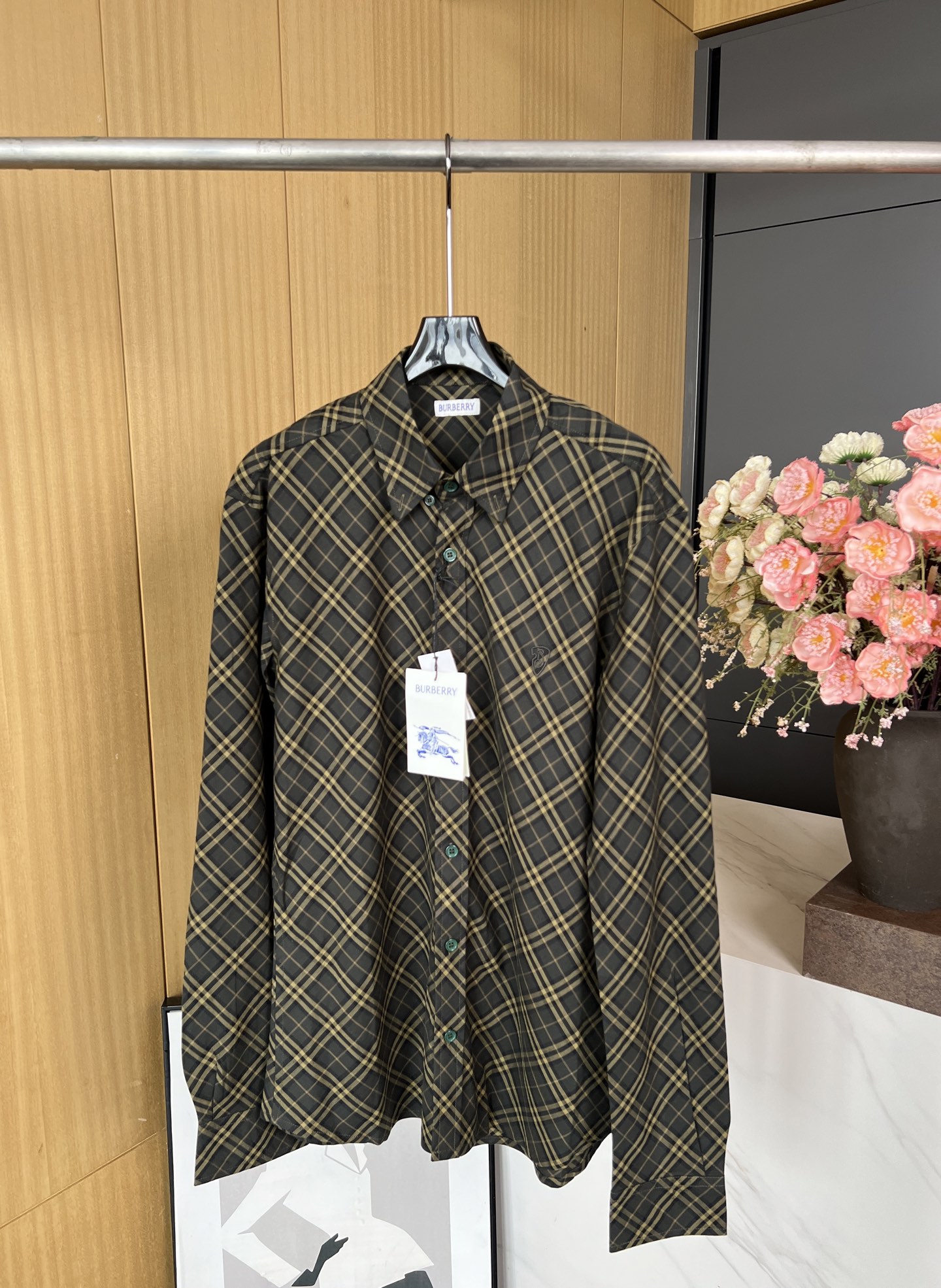 NO:309694,BURBERRY New Early Spring Style Green Checkered Cotton Shirt, Decoration Burberry Checkered Pattern, Lightweight Design Embellishment Brand B-font Shield Embroidery, Casual Style, Men and Women Same Model Number SMLXL, Burberry, Shirts, Alexander Wang19860909BURBERRY 早春新款 绿格纹棉质衬衫、装饰 Burberry 格纹图案、轻盈设计点缀品牌 B 字型盾牌刺绣、休闲版型、男女同款 码数SMLXL,,burberry,shirts,alexander wang,Women's clothing