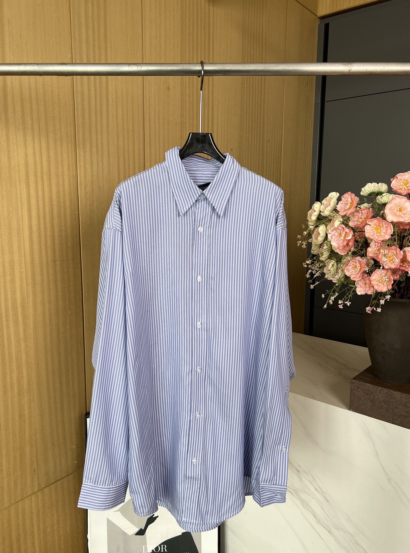 NO:309701,BALENCIAGA spring and summer new style light blue cotton striped shirt, soft cotton knitted fabric, curved hem shoulder-drop design, button closure can be layered with the same series, loose style, same style for men and women. Size SMLXL,,balenciaga,shirts,alexander wang19860909BALENCIAGA 春夏新款 浅蓝棉质条纹衬衫、柔软棉质针织面料、弧度下摆落肩设计 、纽扣开合 可跟同系列叠穿、宽松版型、男女同款 码数SMLXL,,balenciaga,shirts,alexander wang,Women's clothing