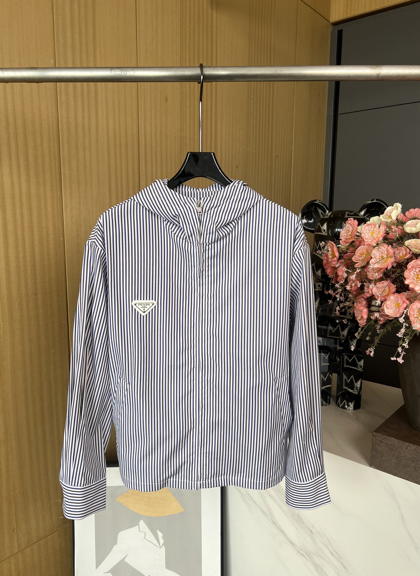 NO:309707,Prada Spring and Summer New Style Striped Pocketlin Textured Short Jacket Jacket, Enameled Triangle Metal Logo, Lined Hood with Striped Pattern, Casual Style SML, Prada, Jackets & Coats, Jackets & Coats, Hats, Alexander Wang19860909Prada 春夏新款 条纹府绸质感短夹克外套、涂珐琅三角形金属徽标、内衬风帽饰以条纹图案、休闲版型 码数SML,,prada,jackets & coats,jackets & coats,hats,alexander wang,Women's clothing
