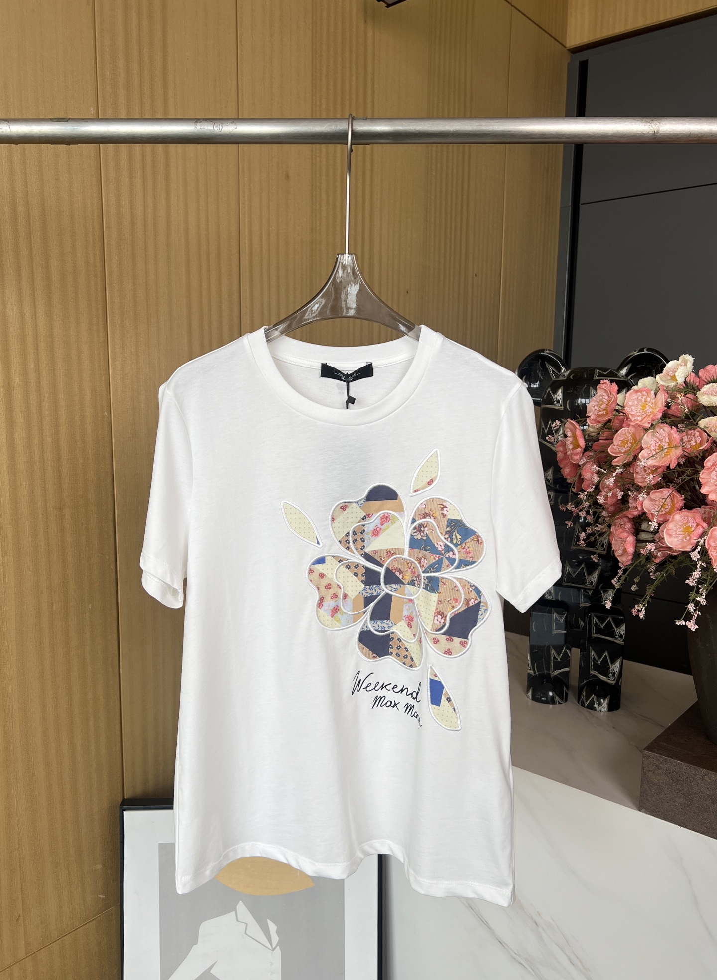 NO:309710,MaxMara Spring and Summer New Style Classic Logo Embroidered Round Neck Short-Sleeve T-shirt, Embroidered Print on the Front, Butterfly Logo on the Back of the Neck, Casual Style SML, T-shirt,tees, t-shirt,alexander wang19860909MaxMara 春夏新款 经典logo刺绣圆领短袖T恤、正面饰有刺绣印花,颈后饰有蝴蝶徽标、休闲版型 码数SML,,T-shirt,tees，t-shirt,alexander wang,Women's clothing