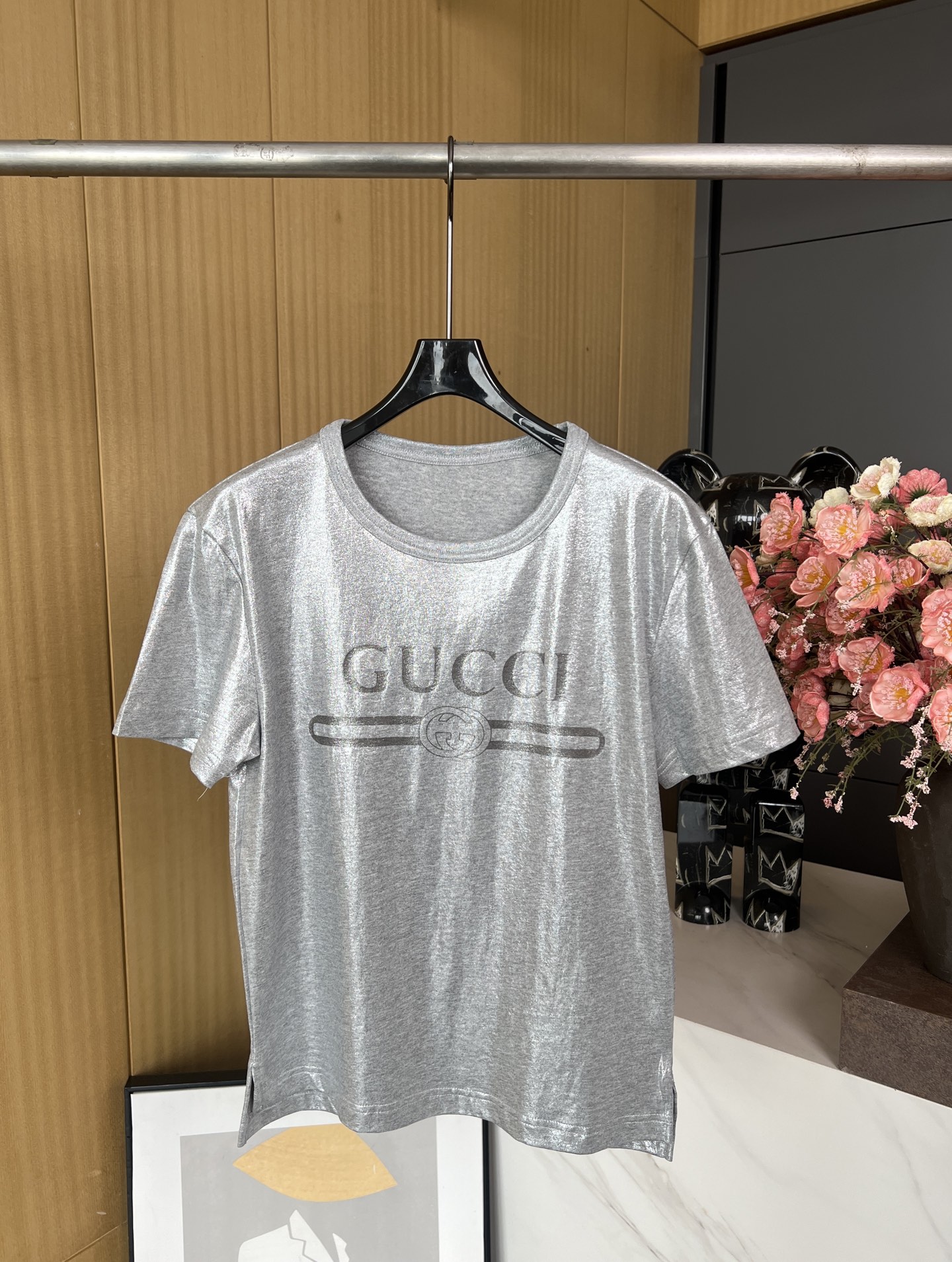 NO:309719,Gucci Spring and Summer New Style Classic Printed Metallic Coated Cotton T-shirt, Grey and Silver Laminated Cotton Gucci Retro Logo Printing, Casual Style SML, Gucci, Tees, t-shirt, alexander wang19860909Gucci 春夏新款 经典印花金属感涂层纯棉T恤、灰色和银色层压棉Gucci复古标识印花、休闲版型 码数SML,,gucci,tees，t-shirt,alexander wang,Women's clothing