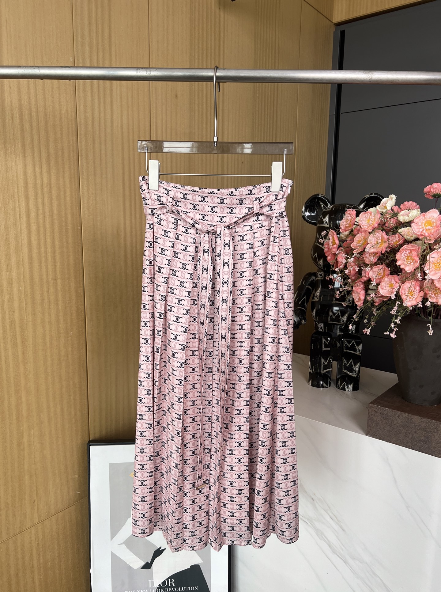 NO:309702,One set.Celine spring and summer new style, printed splicing set, one set, lapel shirt   tied skirt, tied high-waist skirt pleated skirt, retro classic Arc de Triomphe printed pattern, upper body temperament and elegant, casual style SML, celine, skirts, shirts, alexander wang19860909一套.Celine 春夏新款 印花拼接连套装、一套出、翻领衬衫  系结半身裙、系结高腰裙百褶裙摆、复古经典的凯旋门印花图案 上身气质又优雅、休闲版型 码数SML,,celine,skirts,shirts,alexander wang,Women's clothing