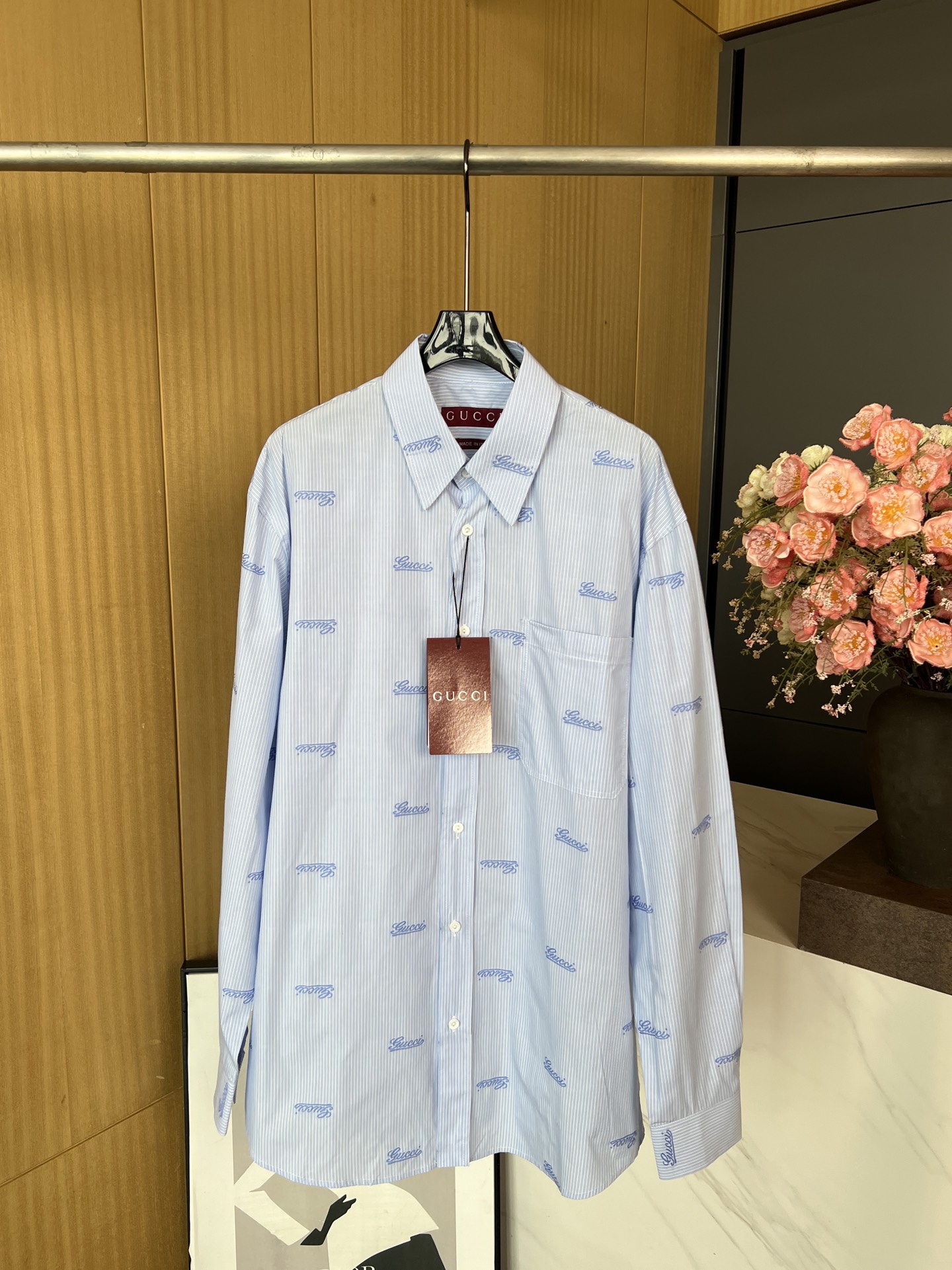 NO:310720,Gucci Spring and Summer New Style Casual Jacquard Long Sleeve Shirt, Light Blue Stripe Embellishment, Brand Letters Small Logo Embroidery, Front Breast Appliance, Brand Engraving Button Opening and Closed Placket, Casual Style S M L XL,,gucci,alexander Wang19860909Gucci 春夏新款 休闲提花长袖衬衣、满身浅蓝色条纹点缀、品牌字母小logo刺绣、前胸贴布口袋细节、品牌刻字纽扣开合门襟、休闲款式 码数S M L XL,,gucci,alexander wang,Women's clothing