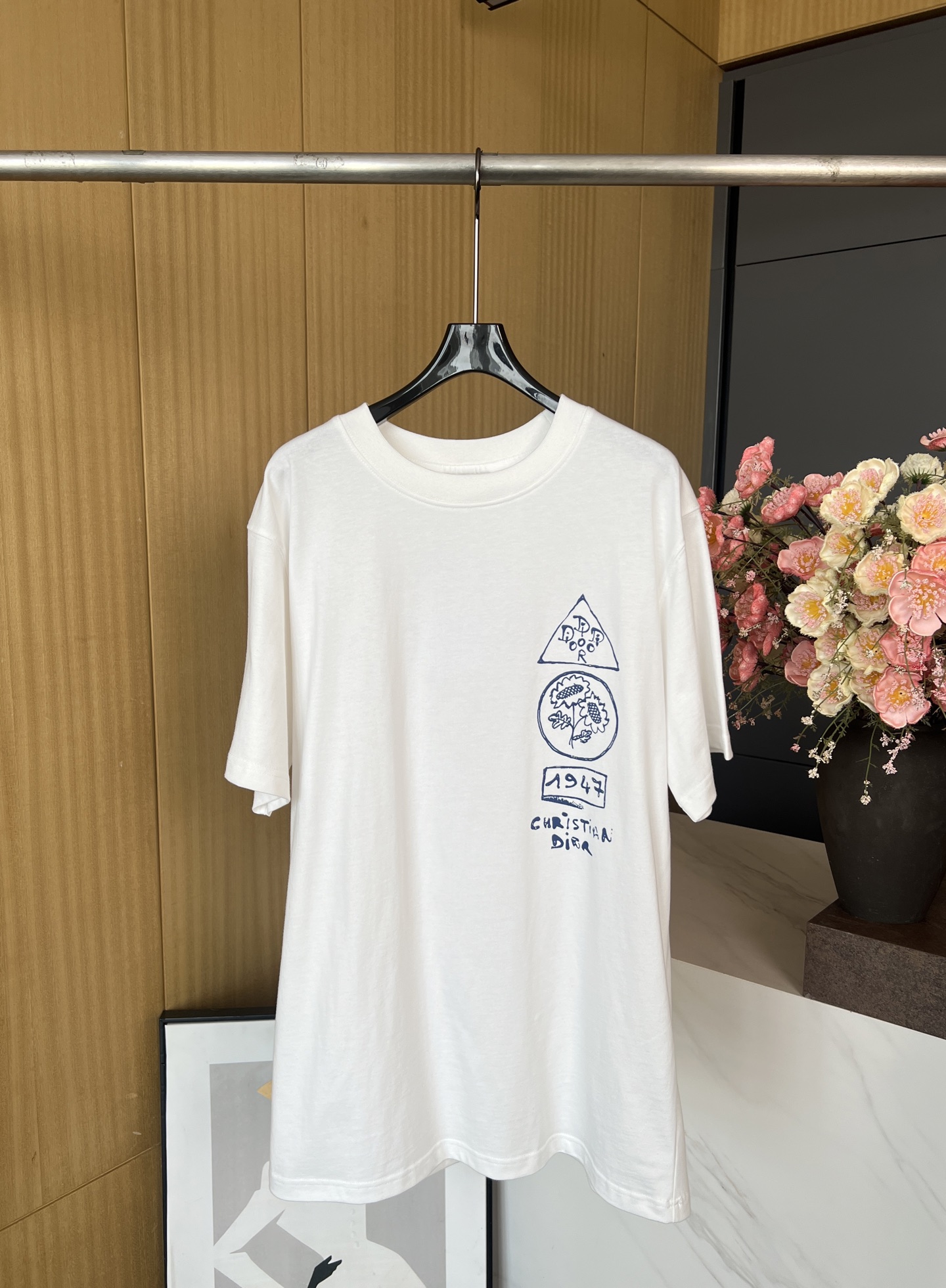 NO:310722,Dior& HYLTON joint series Spring and summer new style Ribbed round neck printed cotton T-shirt, contrasting print on the front and back, casual style, same style for men and women. SML, dior,tees, t-shirt, alexander wang19860909Dior& HYLTON联名系列 春夏新款 罗纹圆领印花棉质T恤、正面和背面饰有撞色印花、休闲版型、男女同款 码数SML,,dior,tees，t-shirt,alexander wang,Women's clothing
