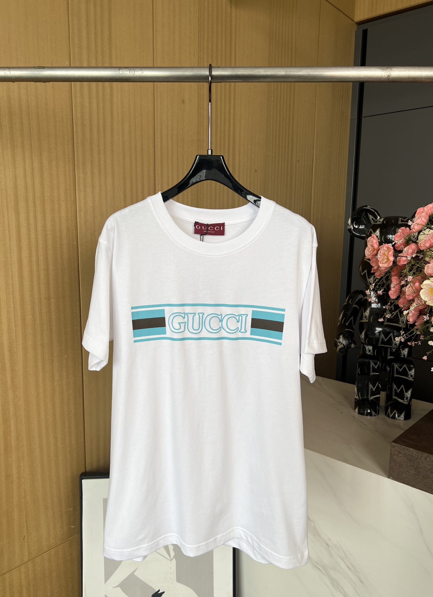 NO:318922,Gucci Spring and Summer New Style Contrast Color Yumu Print Short-Sleeve T-Shirt, Contrast Color Letter Printing in Solid Color Background, Ribbed Neckline, Simple and Elegant, easy to wear and look good, casual style, same style for men and women. Size SMLXL, gucci, T-shirt,tees, t-shirt,alexander wang19860909Gucci 春夏新款 撞色宇母印花短袖T恤、撞色字母印花在纯色的底色、罗纹领口、简洁大方,既好穿又好看、休闲版型、男女同款 码数SMLXL,,gucci,T-shirt,tees，t-shirt,alexander wang,Women's clothing