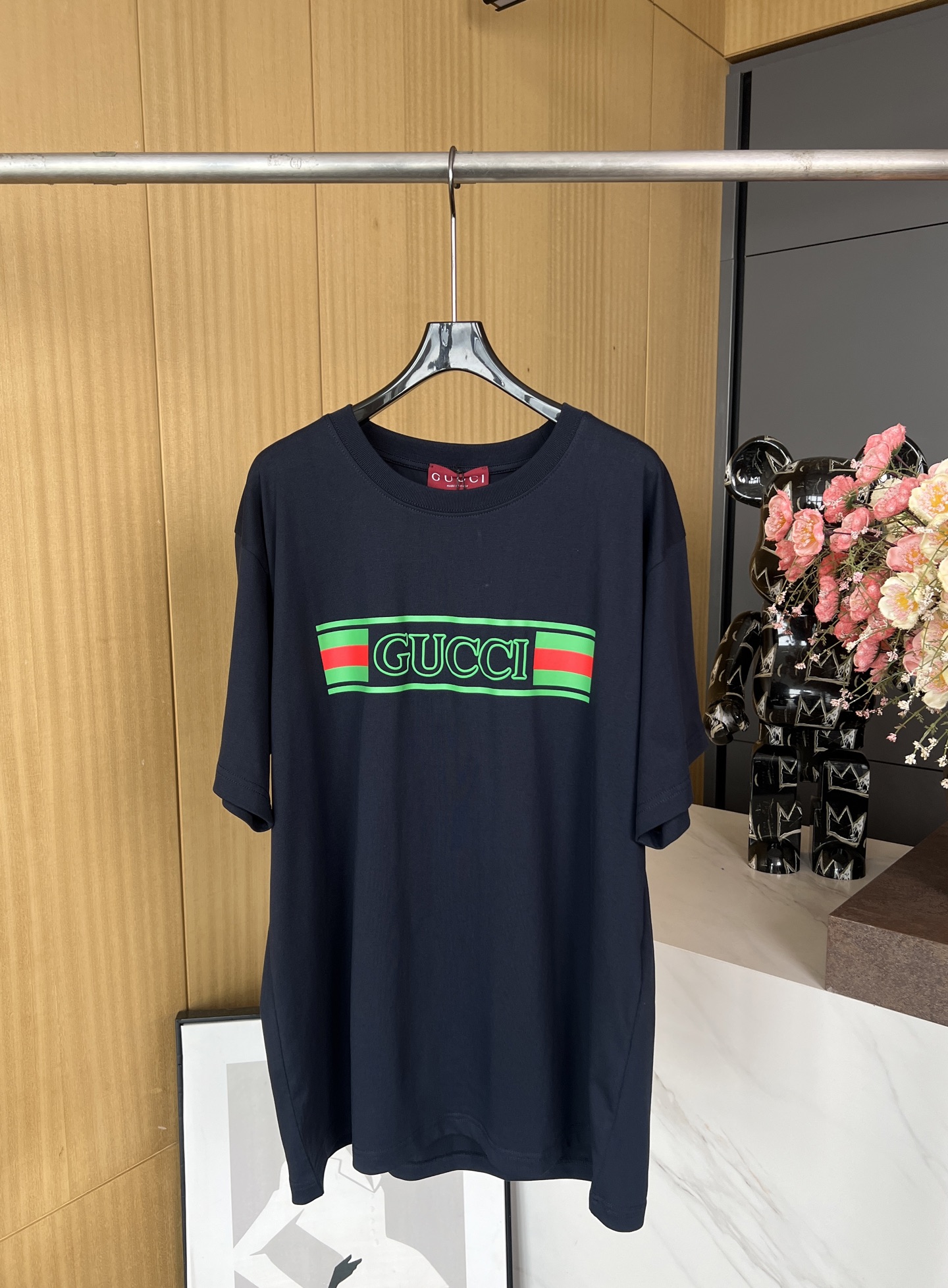 NO:310724,Gucci Spring and Summer New Style Contrast Color Yumu Print Short-Sleeve T-Shirt, Contrast Color Letter Printing in Solid Color Background, Ribbed Neckline, Simple and Elegant, easy to wear and look good, casual style, same style for men and women. Size SMLXL, gucci, T-shirt,tees, t-shirt,alexander wang19860909Gucci 春夏新款 撞色宇母印花短袖T恤、撞色字母印花在纯色的底色、罗纹领口、简洁大方,既好穿又好看、休闲版型、男女同款 码数SMLXL,,gucci,T-shirt,tees，t-shirt,alexander wang,Women's clothing