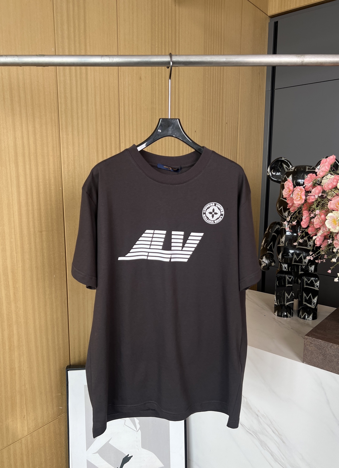 NO:310728,Louis Vuitto*n New spring and summer style letter printed cotton short-sleeved T-shirt, heavy industry washing technology creates eye-catching aging effect, and then contrasting color logo prints to fully express the rich retro style, casual style, same style for men and women. SMLXL,,louis vuitton,louis vuitton,T-shirt,tees,t-shirt,alexander wang19860909Louis Vuitto*n 路易 春夏新款 字母印花棉质短袖T恤、重工水洗工艺营造瞩目做旧效果、再以撞色标识印花尽释浓郁复古风格、休闲版型、男女同款 码数SMLXL,,louis vuitton,louis vuitton,T-shirt,tees，t-shirt,alexander wang,Women's clothing