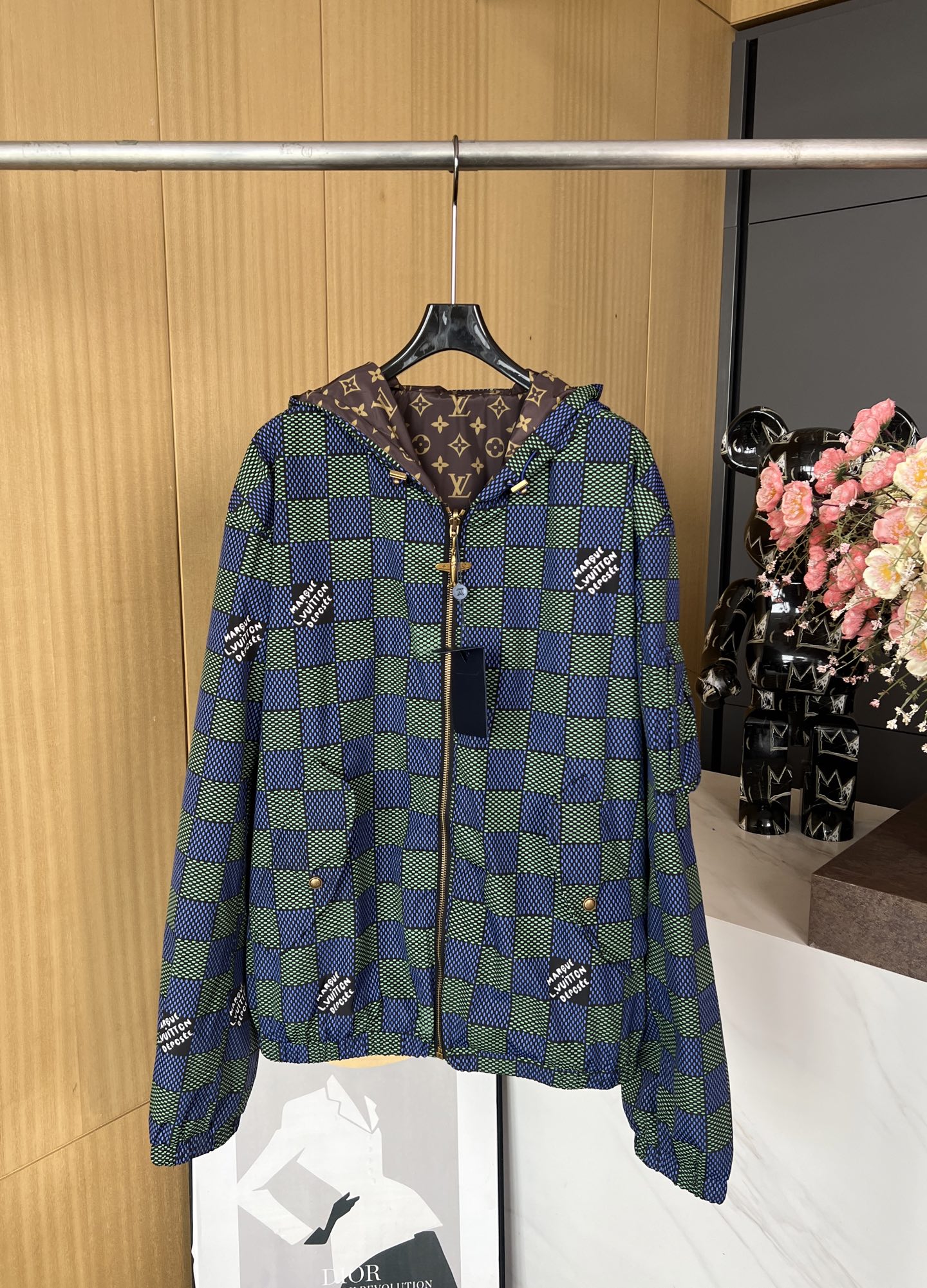 NO:310732,Louis Vuitto*n Louis Spring and Summer New Double-Side Windproof Hooded Jacket, interpreting Damier plaid from a modern perspective, full-frame flip Monogram pattern, aircraft shape metal zipper head crafted engraving brand elements, casual style, same style for men and women SMLXL,,louis vuitton,louis vuitton,jackets & coats,jackets & coats,hats,alexander wang19860909Louis Vuitto*n 路易 春夏新款 双面防风连帽夹克外套、以摩登视角诠释 Damier 格纹、翻转即现全幅 Monogram 图案、飞机造型金属拉链头工致镂刻品牌元素、休闲版型、男女同款 码数SMLXL,,louis vuitton,louis vuitton,jackets & coats,jackets & coats,hats,alexander wang,Women's clothing