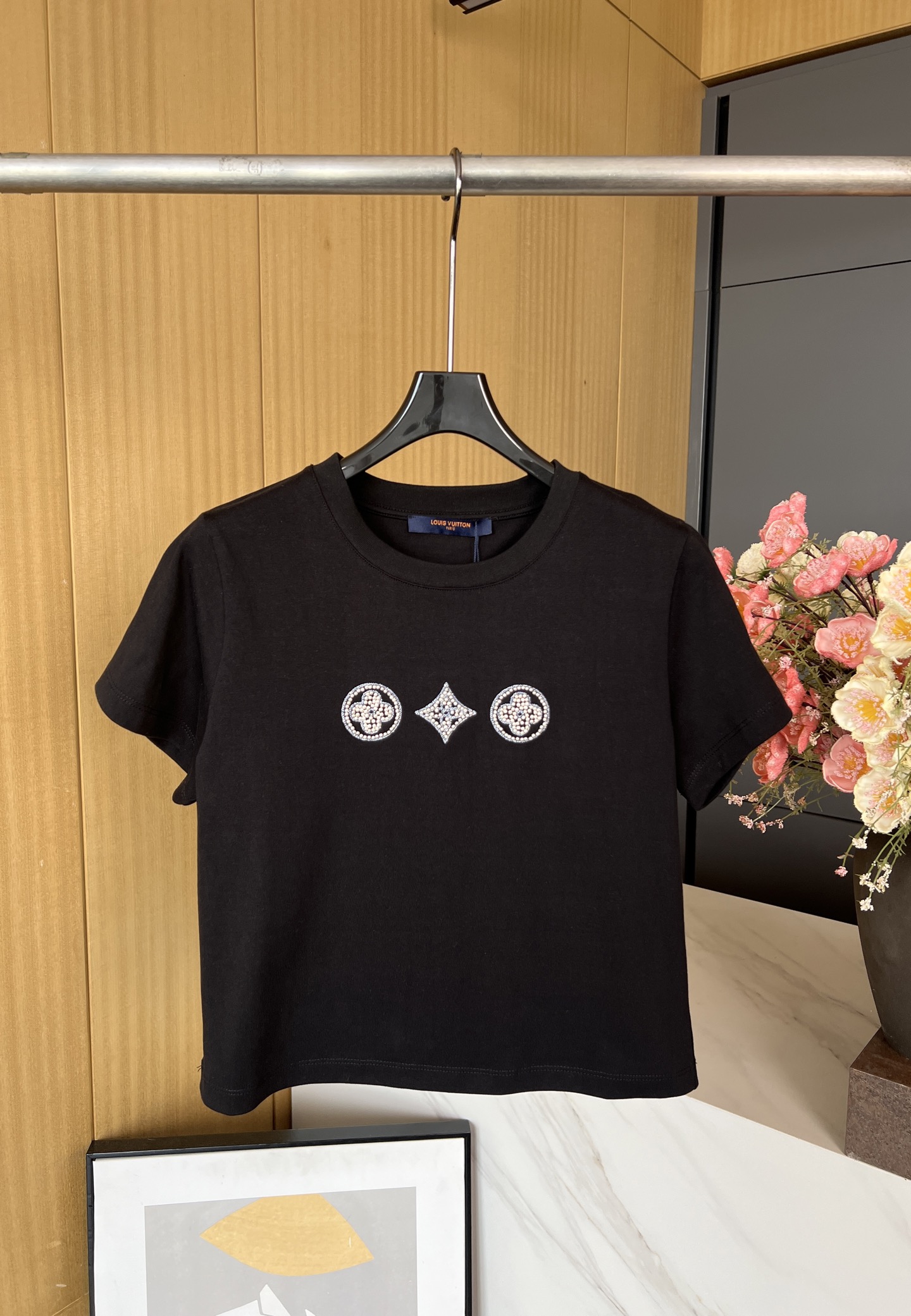 NO:310740,Louis Vuitto*n New spring and summer style Heavy industry beaded short short-sleeved T-shirt with beaded elements on the chest, super versatile and casual style for summer wear SML, louis vuitton,louis vuitton,t-shirt,tees,t-shirt,alexander wang19860909Louis Vuitto*n 路易 春夏新款 重工钉珠短款短袖T恤、胸前有订珠元素、夏天穿超百搭、休闲版型 码数SML,,louis vuitton,louis vuitton,T-shirt,tees，t-shirt,alexander wang,Women's clothing