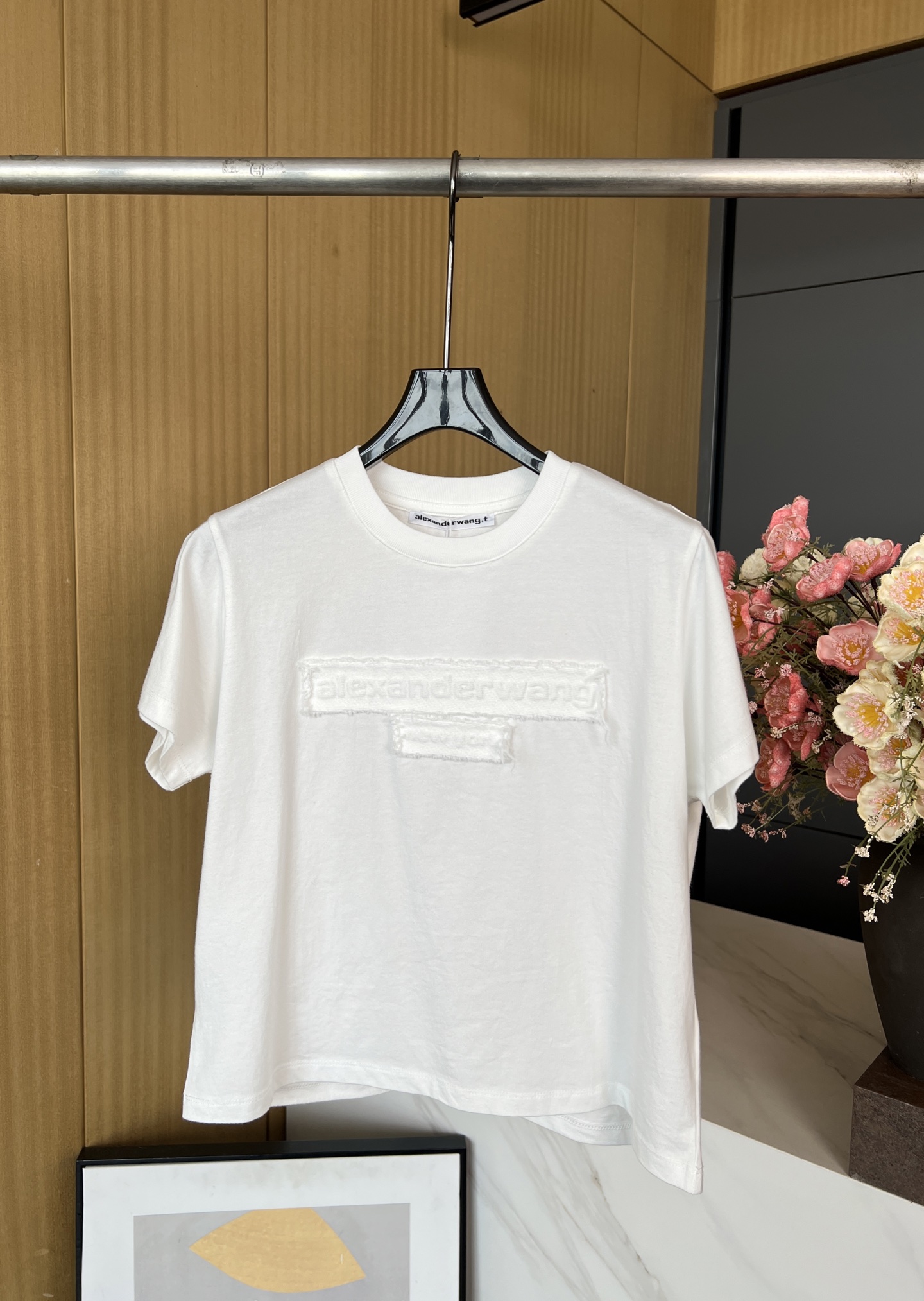 NO:310743,Alexanderwang Spring and summer new style, aged logo short knitted T-shirt, aged logo decoration on the chest, ribbed cuff splicing, versatile upper body, casual style. SML, alexander wang,tees, t-shirt, alexander wang19860909Alexanderwang 亚历山大王 春夏新款 做旧徽标短款针织T恤、胸部饰有做旧徽标装饰、罗纹袖口拼接、上身百搭、休闲版型 码数SML,,alexander wang,tees，t-shirt,alexander wang,Women's clothing