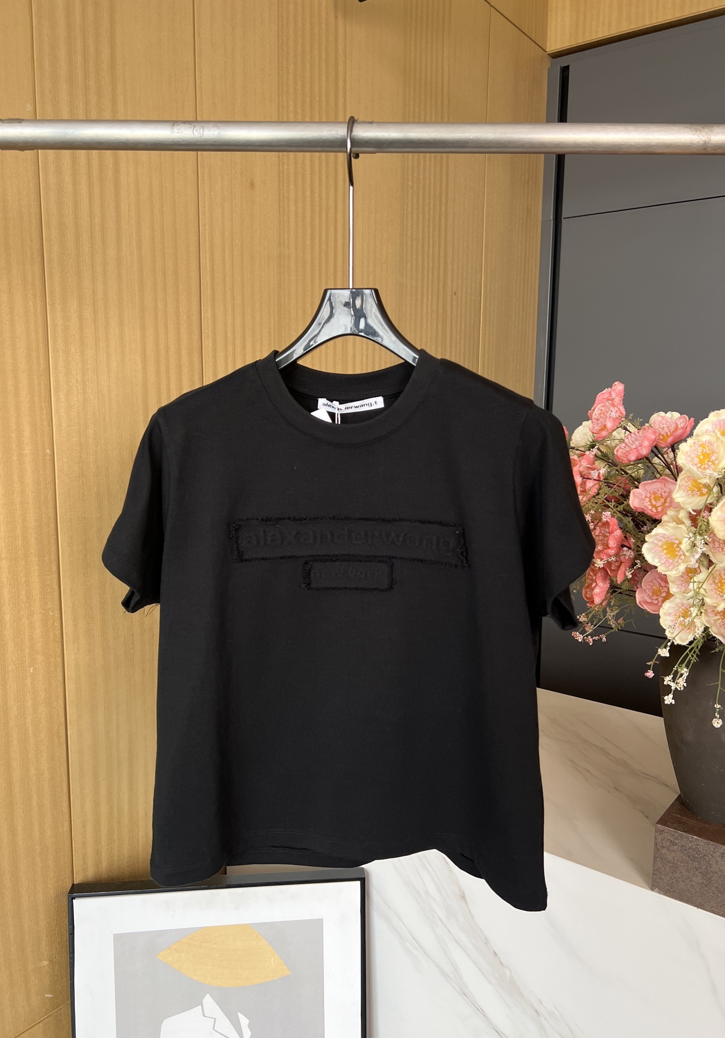NO:310745,Alexanderwang Spring and summer new style, short knitted T-shirt with old logo, chest embellished with old logo decoration, ribbed cuff splicing, versatile upper body, casual style SML, alexander wang,tees, t-shirt, alexander wang19860909Alexanderwang 亚历山大王 春夏新款 做旧徽标短款针织T恤、胸部饰有做旧徽标装饰、罗纹袖口拼接、上身百搭、休闲版型 码数SML,,alexander wang,tees，t-shirt,alexander wang,Women's clothing