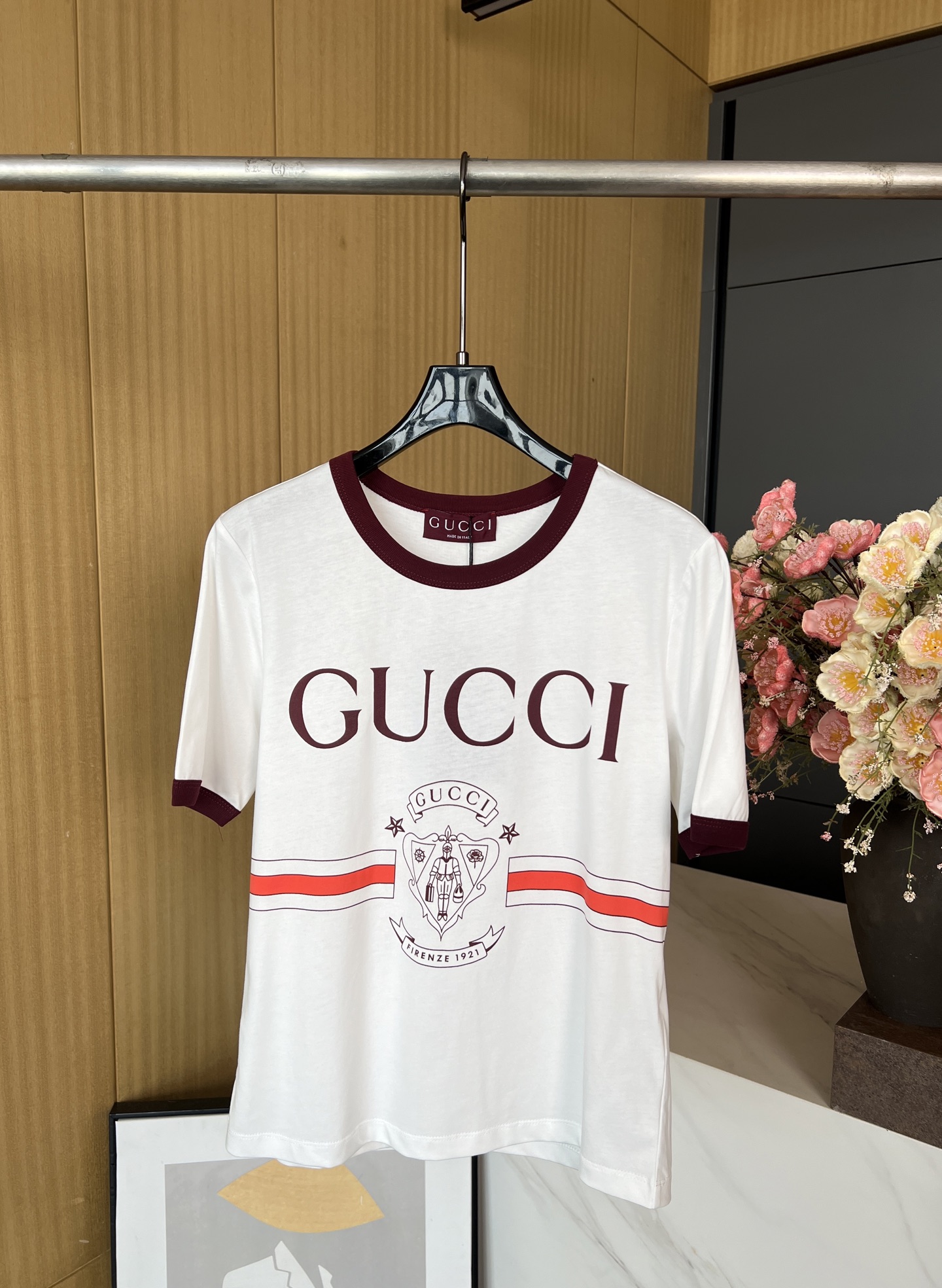 NO:310750,Gucci Spring and Summer New Style Retro Navy Blue Contrast Letter Print Short-Sleeve T-Shirt, Blue Piling, Gucci Firenze 1921 Beggar Boxer Badge Print, Casual Style SML, gucci, T-shirt,tees, t-shirt,alexander wang19860909Gucci 春夏新款 复古海军蓝撞色字母印花短袖T恤、蓝色滚边、Gucci Firenze 1921行李员徽章印花、休闲版型 码数SML,,gucci,T-shirt,tees，t-shirt,alexander wang,Women's clothing