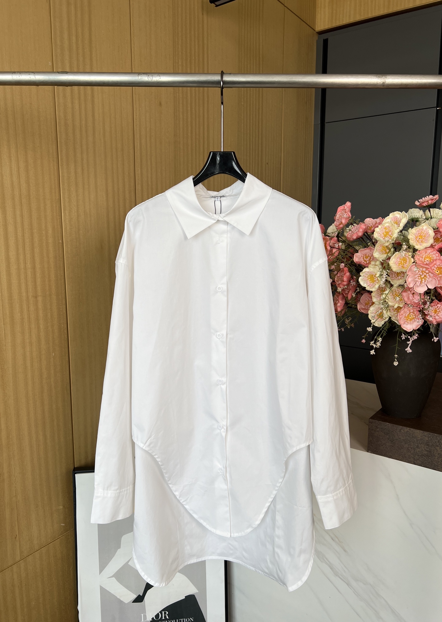 NO:322269,Loewe Spring and Summer New Style Irregular Solid Color Lapel Shirts, Invisible Buttons on the Front, Buttons on the Open and Closed Cuffs, Curved Bottoms, Logo Embroidery Patterns at the Back, Casual Style SML, Loewe, Shirts, Alexander Wang19860909Loewe 春夏新款 不规则纯色翻领衬衫、正面有隐形纽扣开合袖口有纽扣、弧形底部、后面有logo刺绣图案、休闲版型 码数SML,,loewe,shirts,alexander wang,Women's clothing