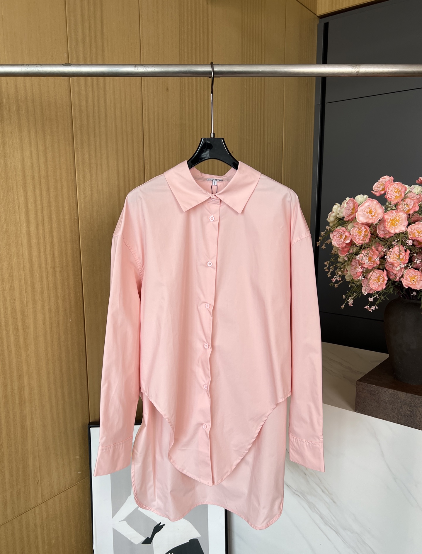 NO:310756,Loewe Spring and Summer New Style Irregular Solid Color Lapel Shirts, Invisible Buttons on the Front, Buttons on the Open and Closed Cuffs, Curved Bottoms, Logo Embroidery Patterns at the Back, Casual Style SML, Loewe, Shirts, Alexander Wang19860909Loewe 春夏新款 不规则纯色翻领衬衫、正面有隐形纽扣开合袖口有纽扣、弧形底部、后面有logo刺绣图案、休闲版型 码数SML,,loewe,shirts,alexander wang,Women's clothing