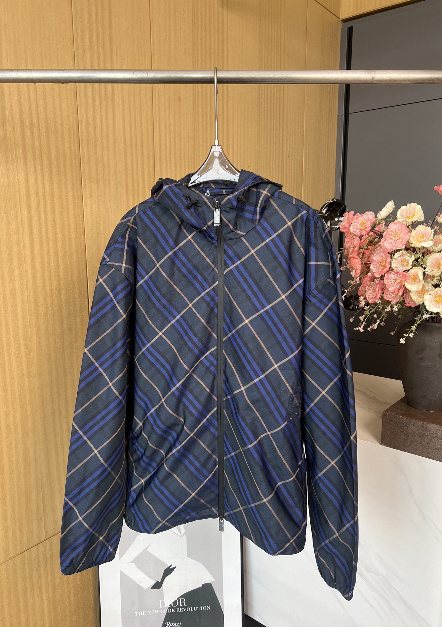 NO:312777,BURBERRY Spring and Summer New plaid twill jacket, Equestrian Knight logo (EKD) decal on the front, two-way zipper opening and closing drawstring hood and hem, side zipper pocket, casual style, same style for men and women SMLXL, burberry, jackets & coats,hats,alexander wang19860909BURBERRY 春夏新款 格纹斜纹外套、正面饰有马术骑士徽标 (EKD）贴花、双向拉链开合抽绳式连帽与衣摆、侧边拉链口袋、休闲版型、男女同款 码数SMLXL,,burberry,jackets & coats,hats,alexander wang,Women's clothing