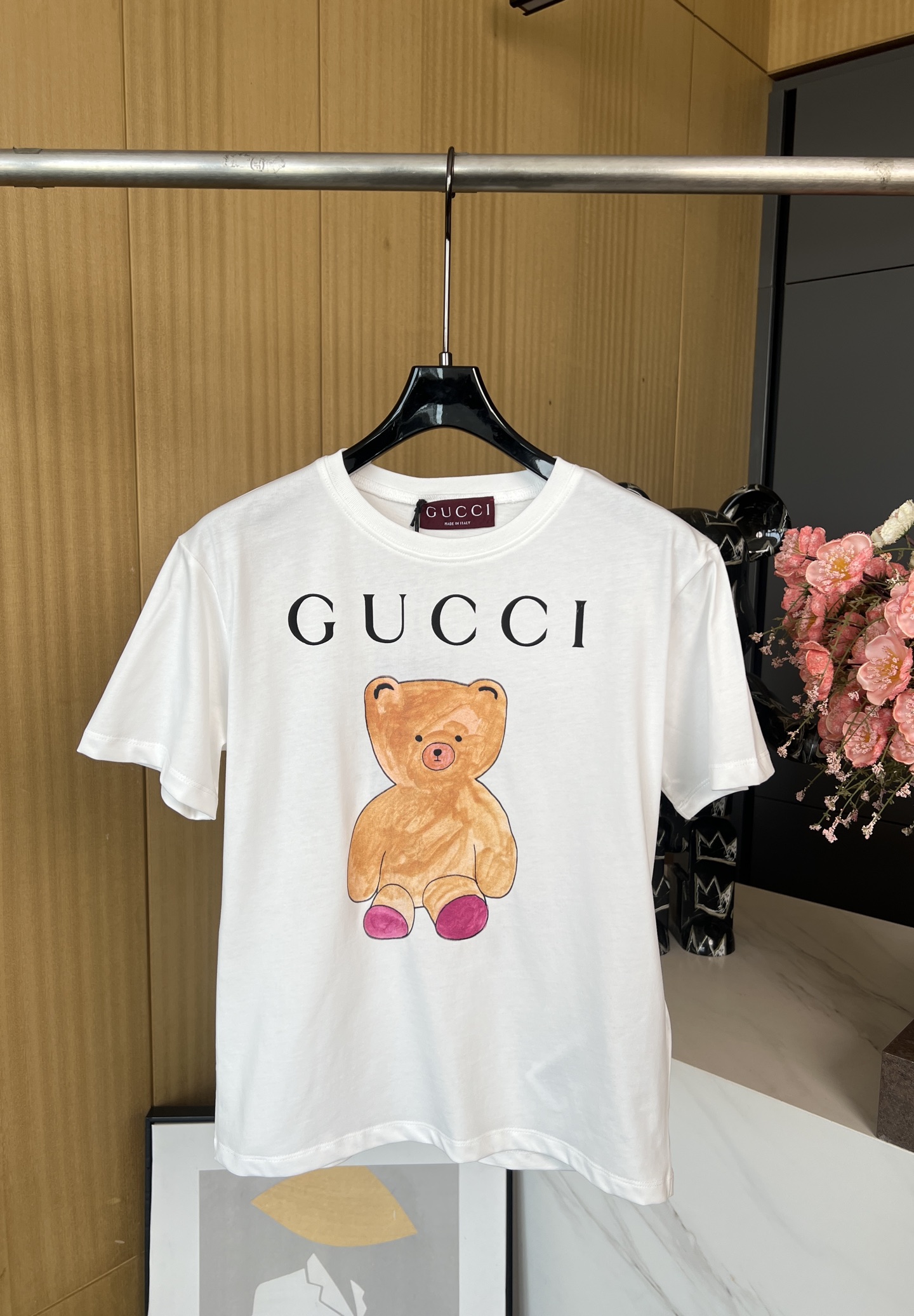 NO:312251,Gucci Spring and summer new style cartoon bear letter printed short-sleeved T-shirt, chest using printing technology to restore colors, depicting letters and hand-painted bears, decorated with black and white cup patterns, casual styles, code SML, gucci, T-shirt,tees, t-shirt,alexander wang19860909Gucci 春夏新款 卡通小熊字母印花短袖T恤、胸前利用印花工艺还原色彩 描绘字母和手绘感小熊 背面加饰黑白杯子图案、休闲版型 码数SML,,gucci,T-shirt,tees，t-shirt,alexander wang,Women's clothing