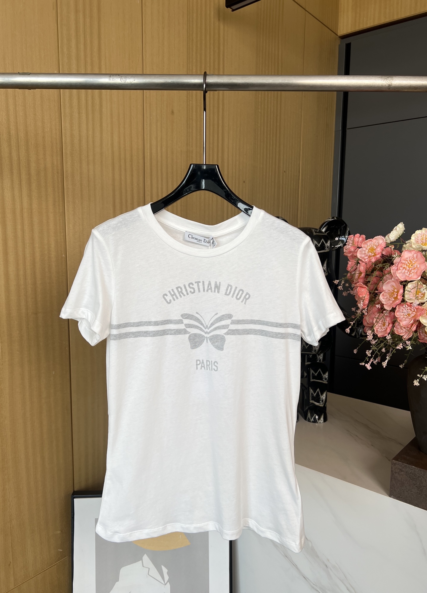 NO:312268,Dior Spring and Summer New Style, Anti-print butterfly letter element pattern printed T-shirt, printed on the chest using printing technology to restore colors, and letters that depict the texture of old and polished colors. Horizontal bar butterfly pattern, casual style. SML,,dior,tees, t-shirt,alexander wang19860909Dior 春夏新款 反印蝴蝶字母元素图案印花T恤、胸前利用印花工艺还原色彩、描绘做旧擦色质感的字母 横杠蝴蝶图案、休闲版型 码数SML,,dior,tees，t-shirt,alexander wang,Women's clothing