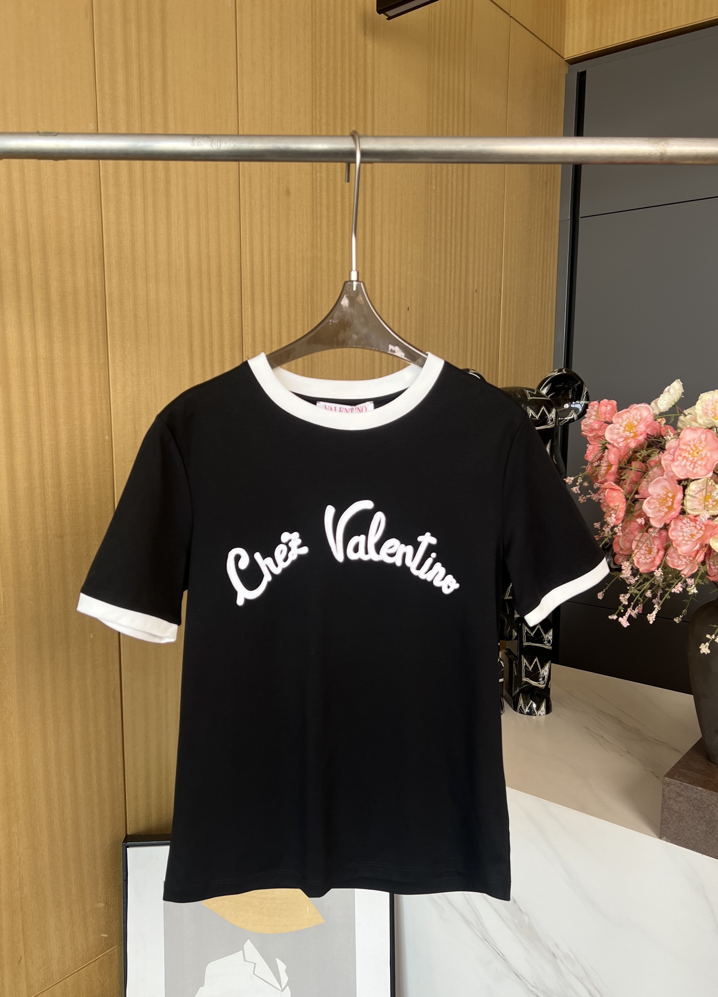 NO:312266,Valentino Spring and summer new style embroidered short-sleeved T-shirt, neckline cuffs are highlighted with contrasting thread bags, three-dimensional embroidered arched floral letters on the chest. The inner wear is unique and fashionable and casual. SML, valentino, valentino, T-shirt, tees, t-shirt, alexander wang19860909Valentino 华伦天奴 春夏新款 刺绣字母短袖T恤、领口袖口以撞色螺纹包亮点缀、胸前立体刺绣拱形花体字母 单穿内搭都出彩时髦、休闲版型 码数SML,,valentino,valentino,T-shirt,tees，t-shirt,alexander wang,Women's clothing