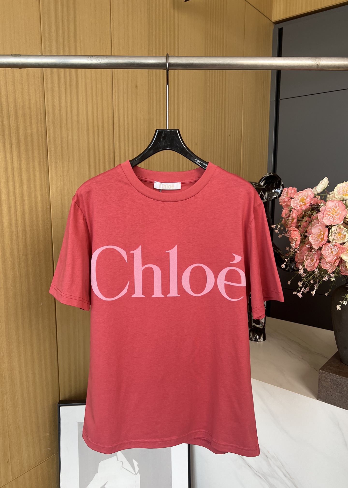 NO:312258,Chloe Spring and Summer New Velvet Embossed Letter Short-Sleeve T-shirt, Contrast CHLOE logo print on the front, embellished with matte flocked letter logo, casual style SML, chloe,loewe, T-shirt,tees, t-shirt,alexander wang19860909Chloe 春夏新款 丝绒植绒压花字母短袖T恤、正面饰有撞色CHLOE标识印花、点缀以哑光植绒字母标识、休闲版型 码数SML,,chloe,loewe,T-shirt,tees，t-shirt,alexander wang,Women's clothing