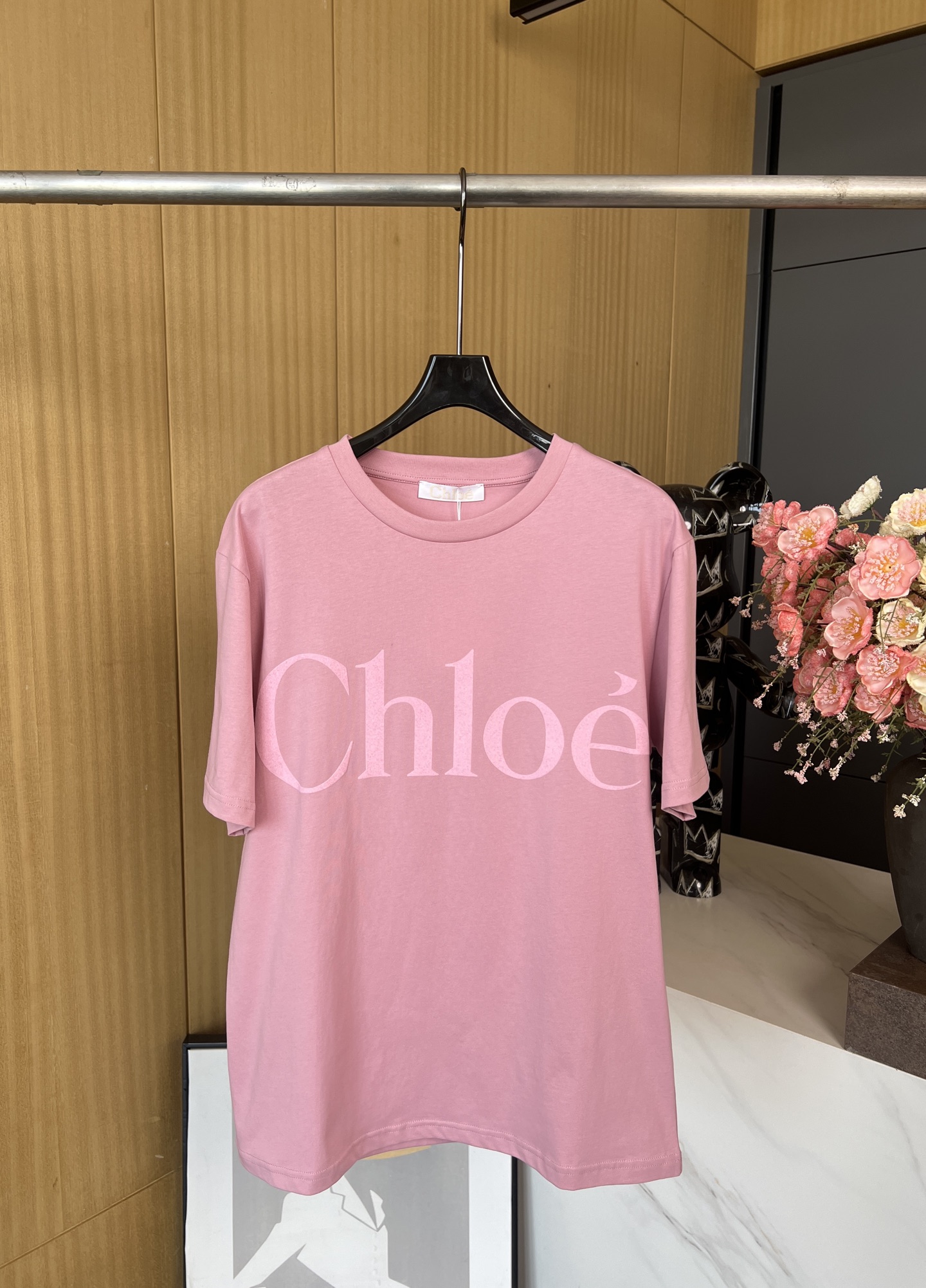 NO:312260,Chloe Spring and Summer New Velvet Embossed Letter Short-Sleeve T-shirt, Contrast CHLOE logo print on the front, embellished with matte flocked letter logo, casual style SML, chloe,loewe, T-shirt,tees, t-shirt,alexander wang19860909Chloe 春夏新款 丝绒植绒压花字母短袖T恤、正面饰有撞色CHLOE标识印花、点缀以哑光植绒字母标识、休闲版型 码数SML,,chloe,loewe,T-shirt,tees，t-shirt,alexander wang,Women's clothing