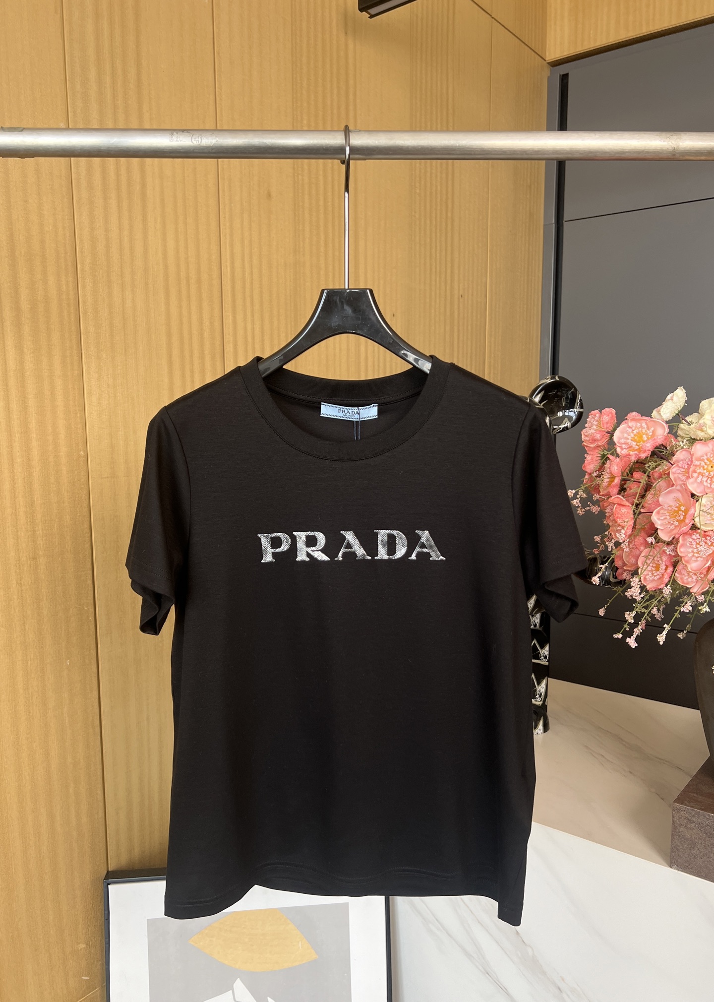 NO:312256,Prada early spring new style letter printing casual short-sleeved T-shirt, chest image pattern medusa imitation hand-painted craft printing, casual style SML, prada, T-shirt,tees, t-shirt,alexander wang19860909Prada 早春新款 字母印花休闲短袖T恤、胸前形象图案medusa仿手绘工艺印花、休闲版型 码数SML,,prada,T-shirt,tees，t-shirt,alexander wang,Women's clothing