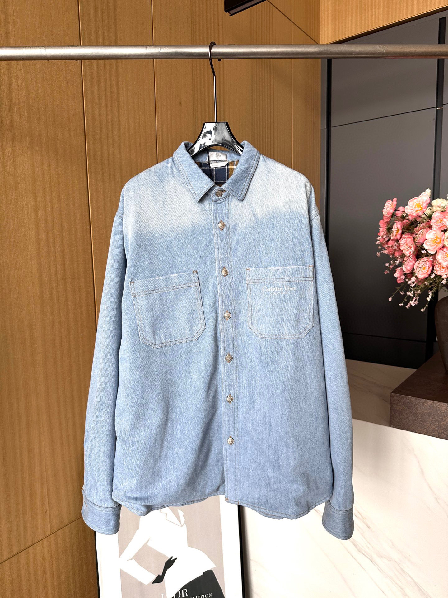 NO:326050,Dio*r Spring and summer new style Blue cotton denim shirt jacket, plaid pattern inside, blue cotton denim, breast patch pocket decoration, Christian Dior Couture embroidery, lettering button opening and closing Casual style S M L XL,,dior, jackets & coats,alexander wang19860909Dio*r 春夏新款 蓝色棉质牛仔衬衣外套、内部饰以格子图案、采用蓝色棉质牛仔布、胸前一侧贴布口袋装饰、Christian Dior Couture 刺绣、刻字纽扣开合 休闲版型 男女同款 码数S M L XL,,dior,jackets & coats,alexander wang,Women's clothing