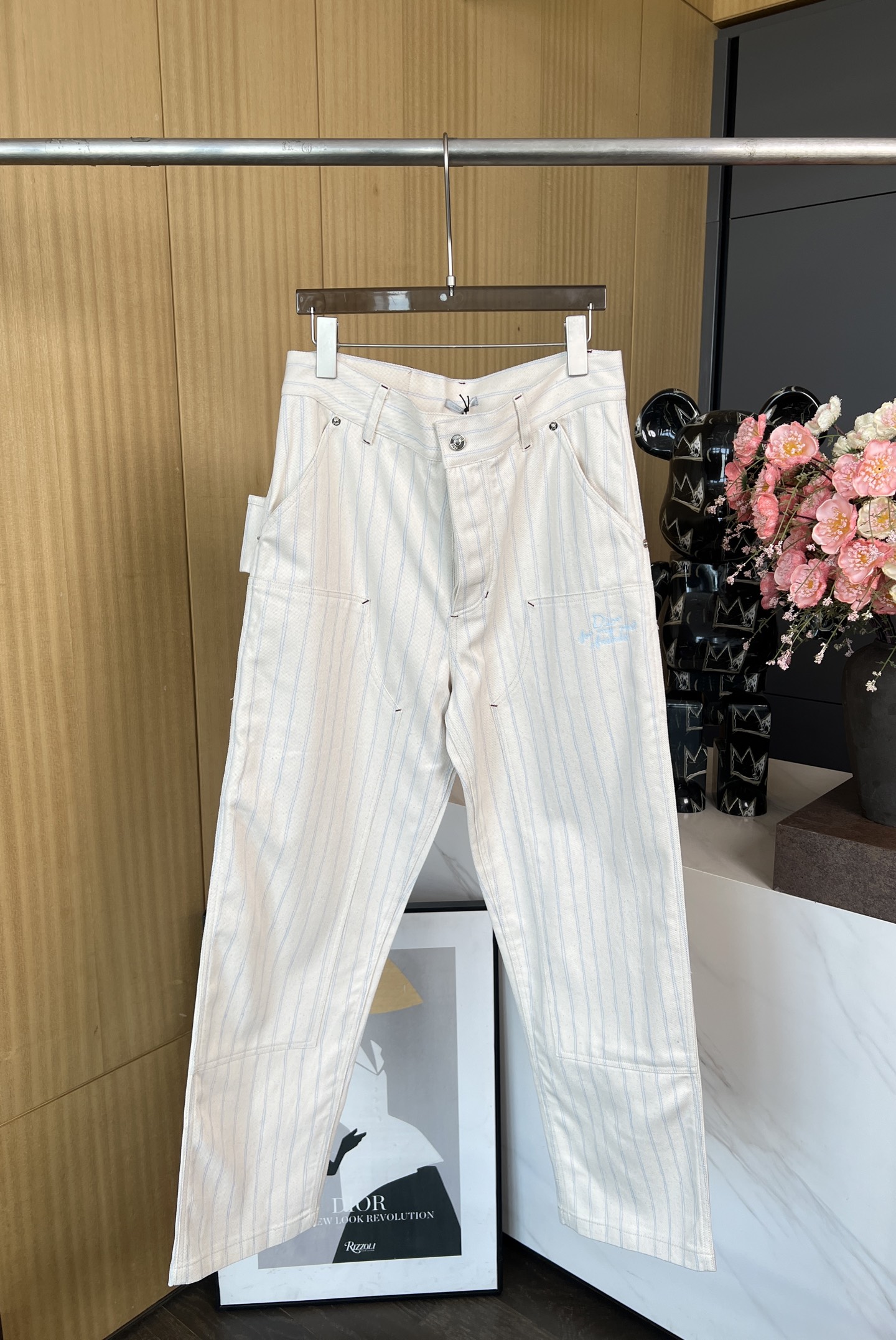 NO:326055,Men's Dio*r Spring and Summer New Jersey trousers, light blue striped design, engraved hardware buttons, classic letter logo embroidery in the same color, paired with brown leather cards on the back, three-dimensional tailoring, wide-leg style S M L XL,,dior,alexander wang19860909男款 Dio*r 春夏新款 平纹针织长裤、满身浅蓝色条纹设计、刻字五金纽扣、同色系经典字母logo刺绣、搭配后侧棕色皮牌、立体剪裁 阔腿版型 码数S M L XL,,dior,alexander wang,Women's clothing