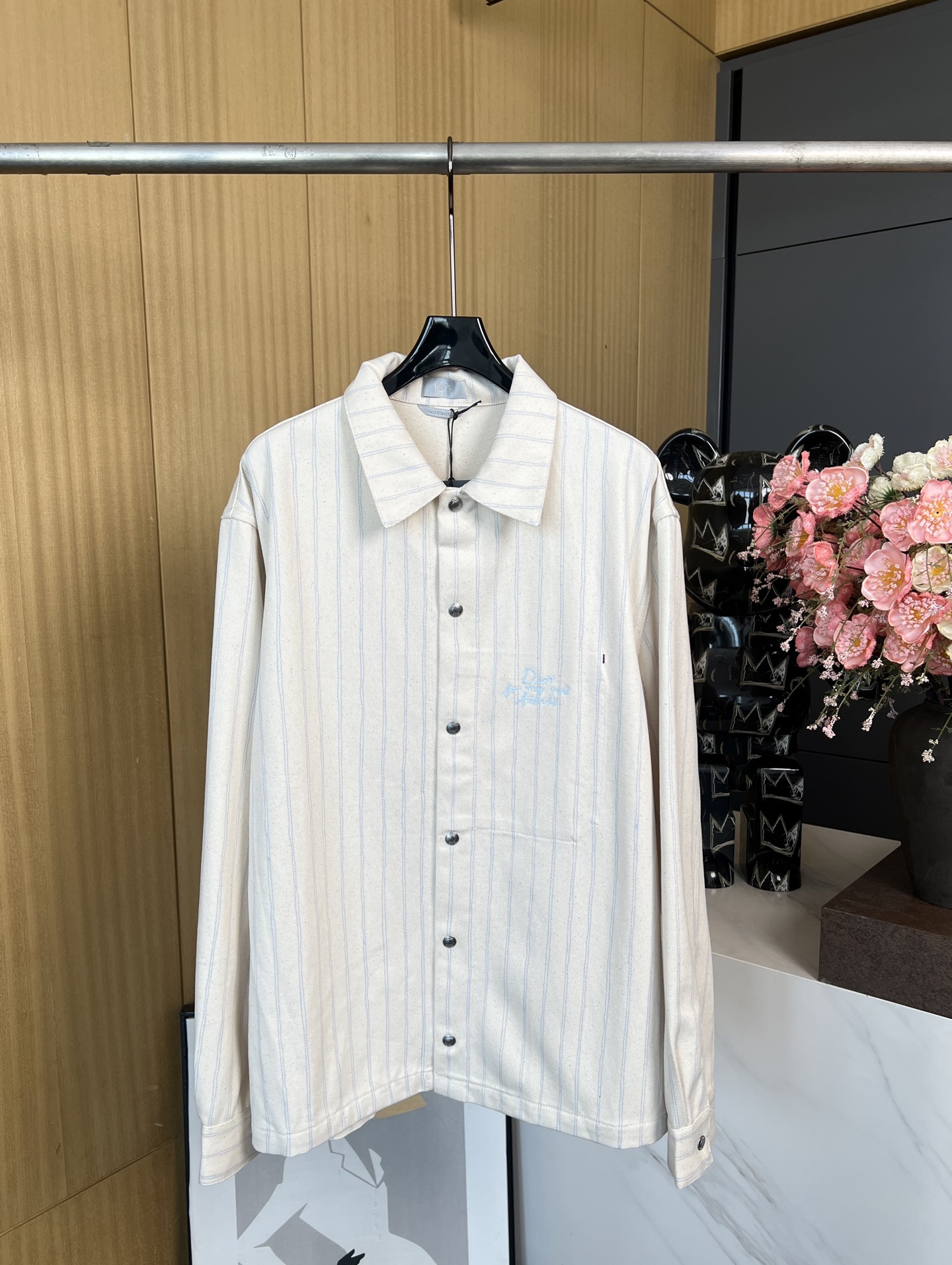 NO:326053,Dio*r Spring and summer new style jersey lapel long-sleeved jacket, light blue striped design, engraved hardware buttons, small letter embroidery on the front chest, three-dimensional tailoring casual style, same style for men and women, S M L XL,,dior, jackets & coats,alexander wang19860909Dio*r 春夏新款 平纹针织翻领长袖外套、满身浅蓝色条纹设计、刻字五金纽扣、前胸品牌小字母刺绣、立体剪裁 休闲版型 男女同款 码数S M L XL,,dior,jackets & coats,alexander wang,Women's clothing