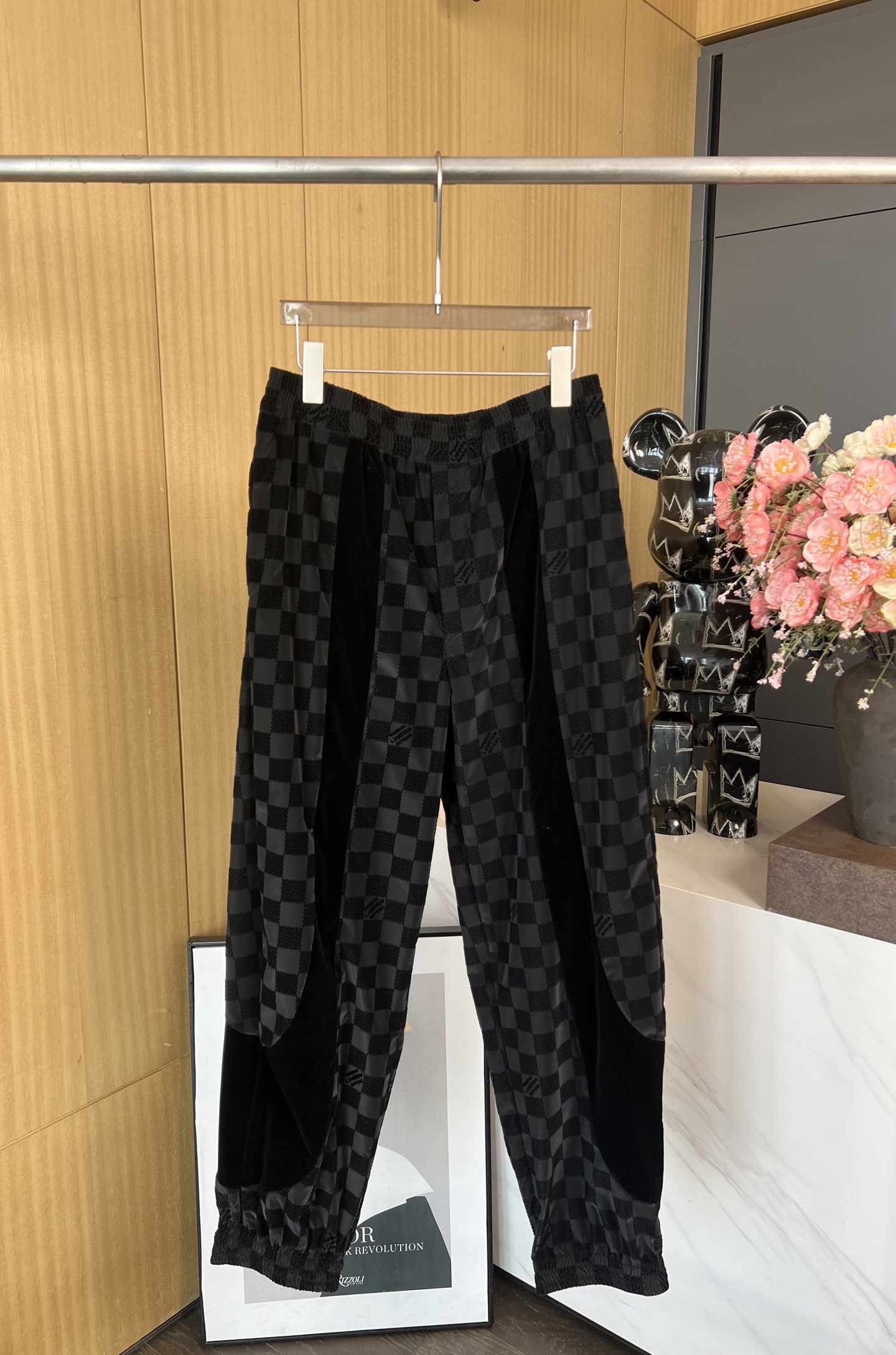 NO:326061,Men's Louis Vuitto*n Louis early spring new style checkerboard patterned sweatpants, flocked matte Damier pattern, embellished velvet inlay, elastic waist and trouser legs, Italian pocket with mesh lining, casual style SMLXL,,louis vuitton,louis vuitton,alexander wang19860909男款 Louis Vuitto*n 路易 早春新款 棋盘格图案运动裤、植绒哑光 Damier 图案、点缀丝绒嵌饰、弹力腰部和裤脚、意式口袋配有网格内衬、休闲版型 码数SMLXL,,louis vuitton,louis vuitton,alexander wang,Women's clothing