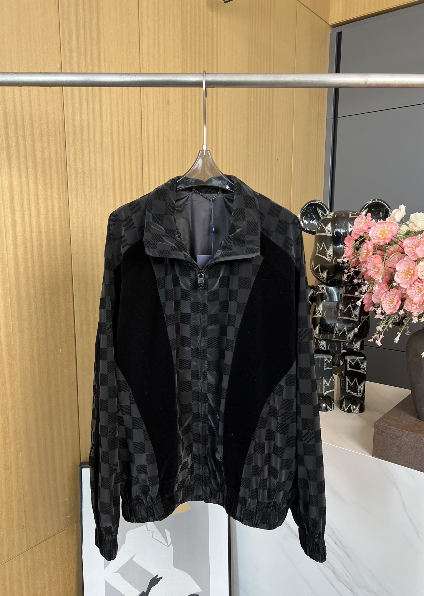 NO:326057,Louis Vuitto*n Louis early spring new style chessboard pattern casual sports jacket, flocked logo fabric, embellished with velvet inlay, zipper front closure with LV inscription zipper head, casual style, same style for men and women. Size SMLXL,,louis vuitton,louis vuitton,louis vuitton,jackets & coats,alexander wang19860909Louis Vuitto*n 路易 早春新款 棋盘格图案休闲运动夹克、植绒标识面料,点缀丝绒嵌饰、拉链前襟配有 LV铭纹拉链头、休闲版型、男女同款 码数SMLXL,,louis vuitton,louis vuitton,louis vuitton,jackets & coats,alexander wang,Women's clothing