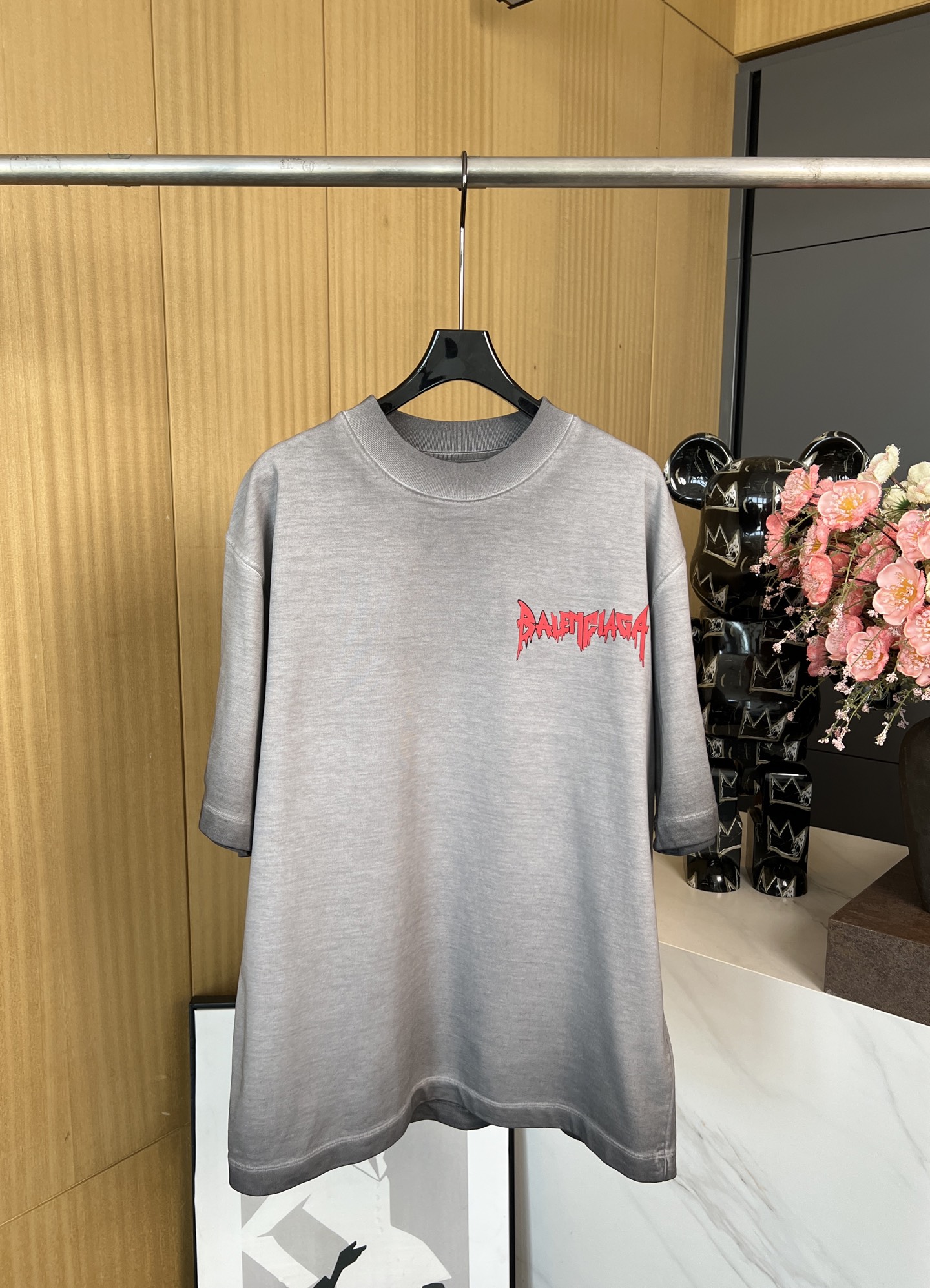 NO:318926,BALENCIAG*A new spring and summer style loose casual large wide letter graffiti short-sleeved T-shirt, back letter graffiti, heavy work and aging treatment, loose fit, same style for men and women. Size S M L,,balenciaga, T-shirt,tees, t-shirt,alexander wang19860909BALENCIAG*A 春夏新款 宽松休闲大阔型字母涂鸦短袖T恤、后面字母涂鸦、重工做旧处理、宽松版型、男女同款 码数S M L,,balenciaga,T-shirt,tees，t-shirt,alexander wang,Women's clothing