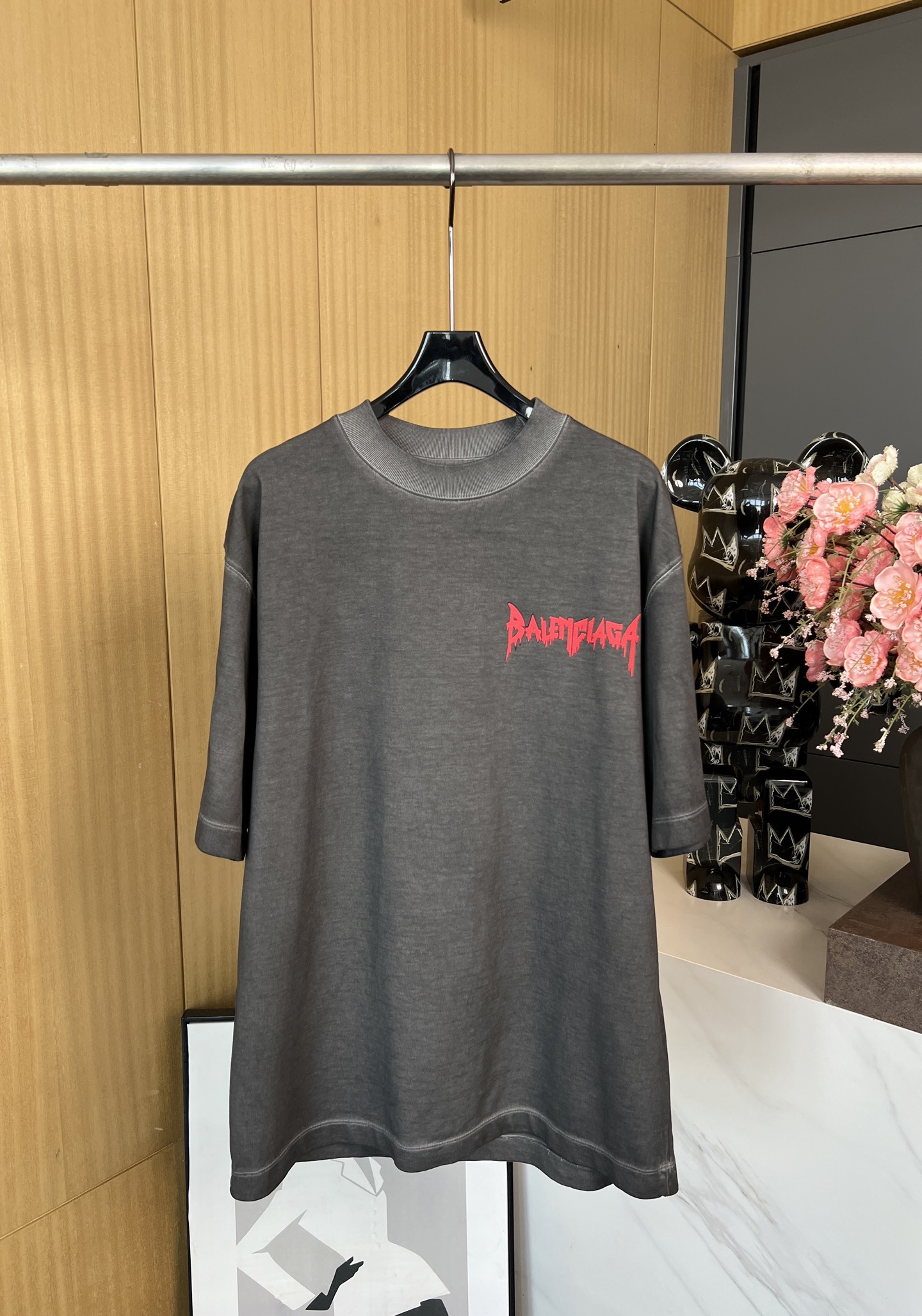 NO:320812,BALENCIAG*A new spring and summer style loose casual large wide letter graffiti short-sleeved T-shirt, back letter graffiti, heavy work and aging treatment, loose fit, same style for men and women. Size S M L,,balenciaga, T-shirt,tees, t-shirt,alexander wang19860909BALENCIAG*A 春夏新款 宽松休闲大阔型字母涂鸦短袖T恤、后面字母涂鸦、重工做旧处理、宽松版型、男女同款 码数S M L,,balenciaga,T-shirt,tees，t-shirt,alexander wang,Women's clothing