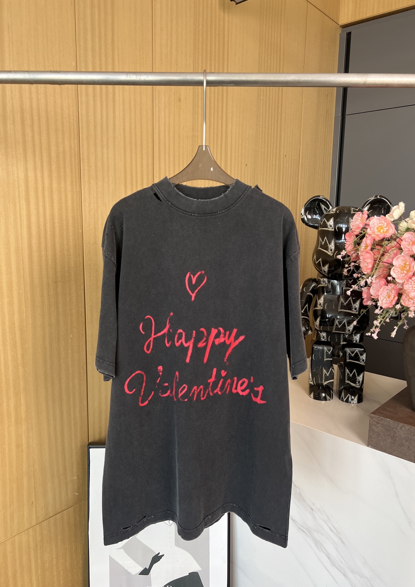 NO:323925,Balenciaga Spring and Summer New Valentine's Day Limited Loose Edition Knit Round Neck Short-Sleeve T-shirt, Details of Aged Breast Letters, Colored Pattern Printing of the Front Chest, Echoing the same pattern on the back, Knitted Ribbed Collar Cuffs, Simple Style Not Picky, Loose Style S M L XL,,balenciaga, T-shirt,tees, t-shirt,alexander wang19860909Balenciaga 春夏新款 情人节限定宽松版针织圆领短袖T恤、做旧破洞细节处理、前胸字母彩色图案印花、后背同系列图案呼应、针织罗纹衣领 袖口、简单款式不挑人穿、宽松版型 男女同款 码数S M L XL,,balenciaga,T-shirt,tees，t-shirt,alexander wang,Women's clothing