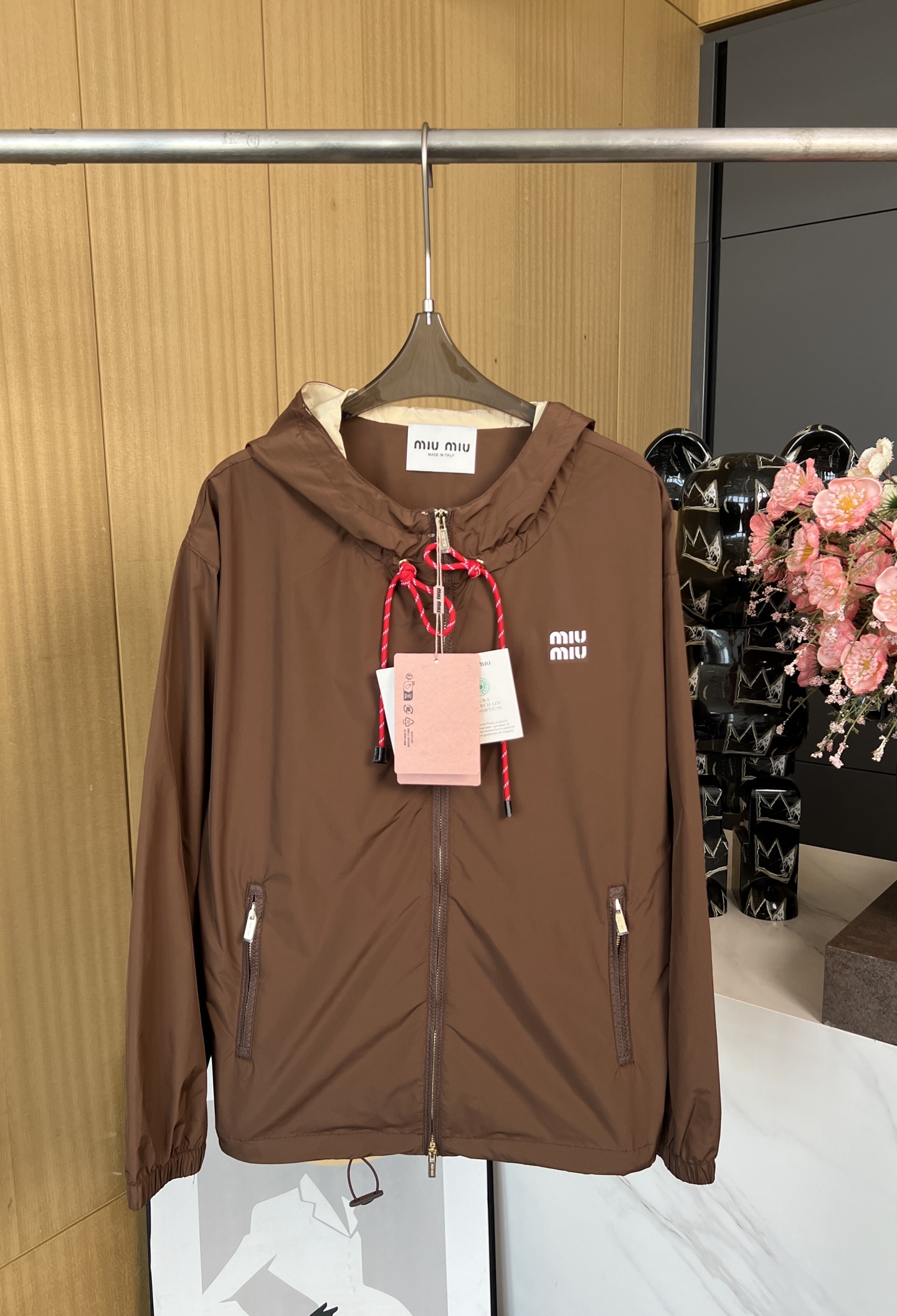 NO:325551,MiuMiu Spring and Summer New Logo Letter Print Drawstring Hooded Jacket, Imported Charge Nylon Material, Chest Logo Low Profile Showing Taste, Cable Drawstring Lights Details, Casual Style SML,,miumiu, Jackets & Coats,hats,alexander Wang19860909MiuMiu 春夏新款 徽标字母印花抽绳连帽外套、进口冲锋尼龙材质、胸前徽标低调彰显品味、绞花抽绳点亮细节、休闲版型 码数SML,,miumiu,jackets & coats,hats,alexander wang,Women's clothing