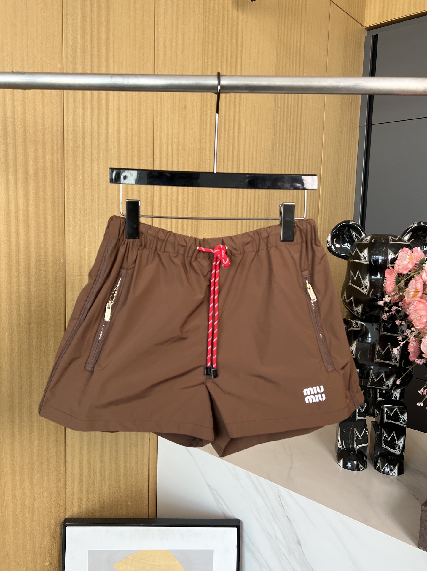 NO:325553,Miu Miu Spring and Summer New Elastic waist nylon letter printed shorts, pocket leather edge contrast color, drawstring adjustment and echo, complete set of fashionable age-reducing, casual style SML,,miumiu, shorts,alexander wang19860909Miu Miu 春夏新款 松紧腰尼龙字母印花短裤、 口袋皮革包边撞色 抽绳调节呼应、成套出街洋气减龄、休闲版型 码数SML,,miumiu,shorts,alexander wang,Women's clothing